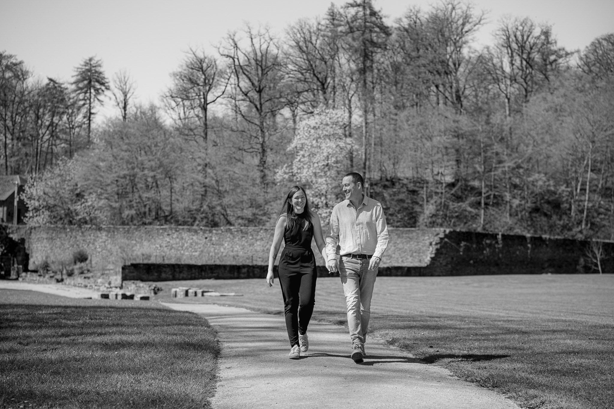 Liefdesverhaal in beeld tijdens koppelshoot in Belgische abdij - Kapture Fotografie