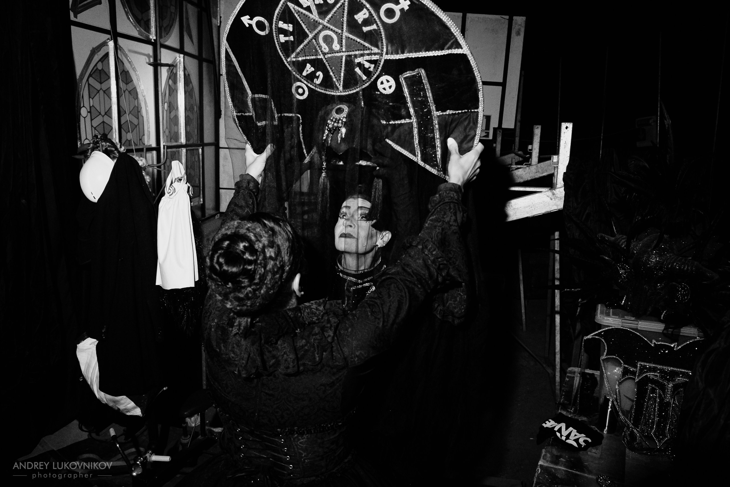 Sesión de fotos entre bastidores en El Circo Encantado: la vida de los artistas tras bambalinas