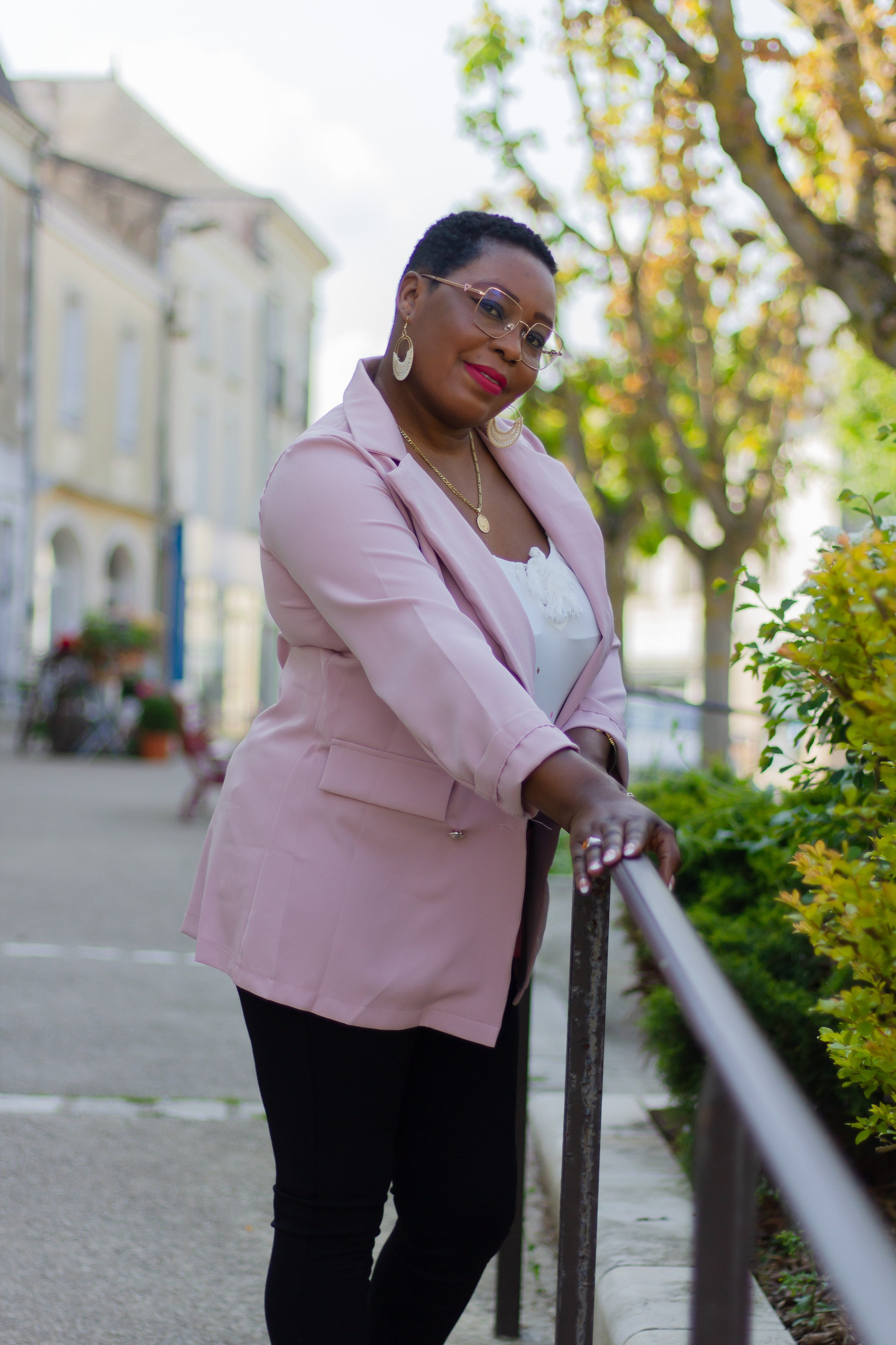 Photographe Portrait à Poitiers, Châtellerault et Tours – Capturer Votre Essence Authentique. Photographe professionnelle à Poitiers, Tours et Châtellerault | Studio photo entre Poitiers et Tours – portraits, familles, entreprises, ma