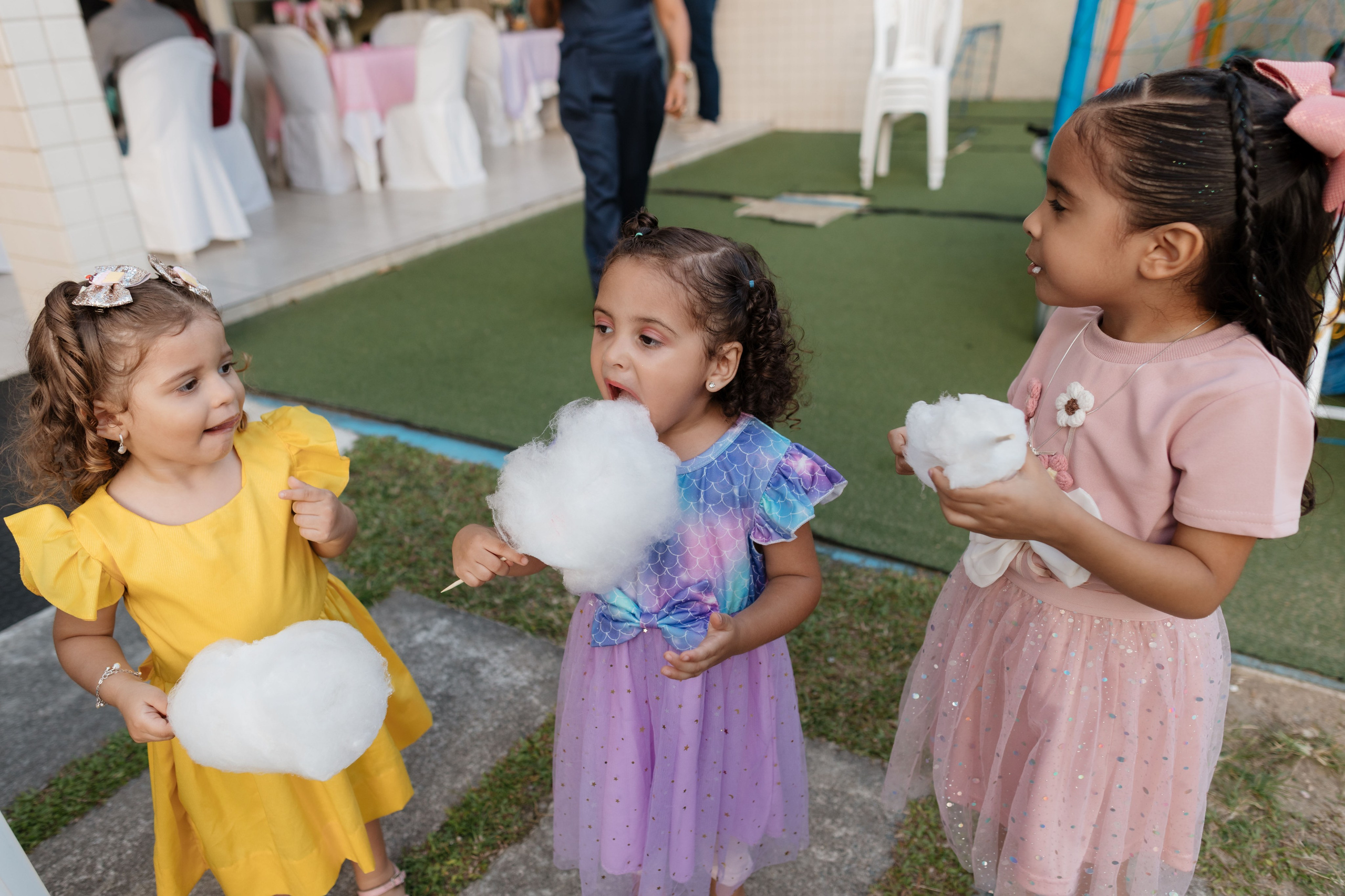 Crianças com algodão doce em festa infantil