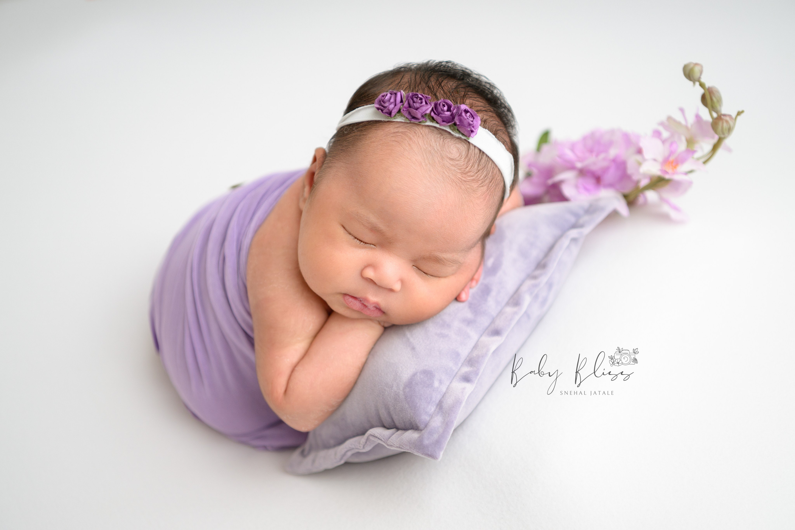 Best newborn photographer in Doha, Qatar. Best infant photoshoot in Doha, Qatar. Newborn photo session in Doha Qatar, baby, sitter, cake smash, pre-birthday, maternity, family photographer in Doha, Qatar