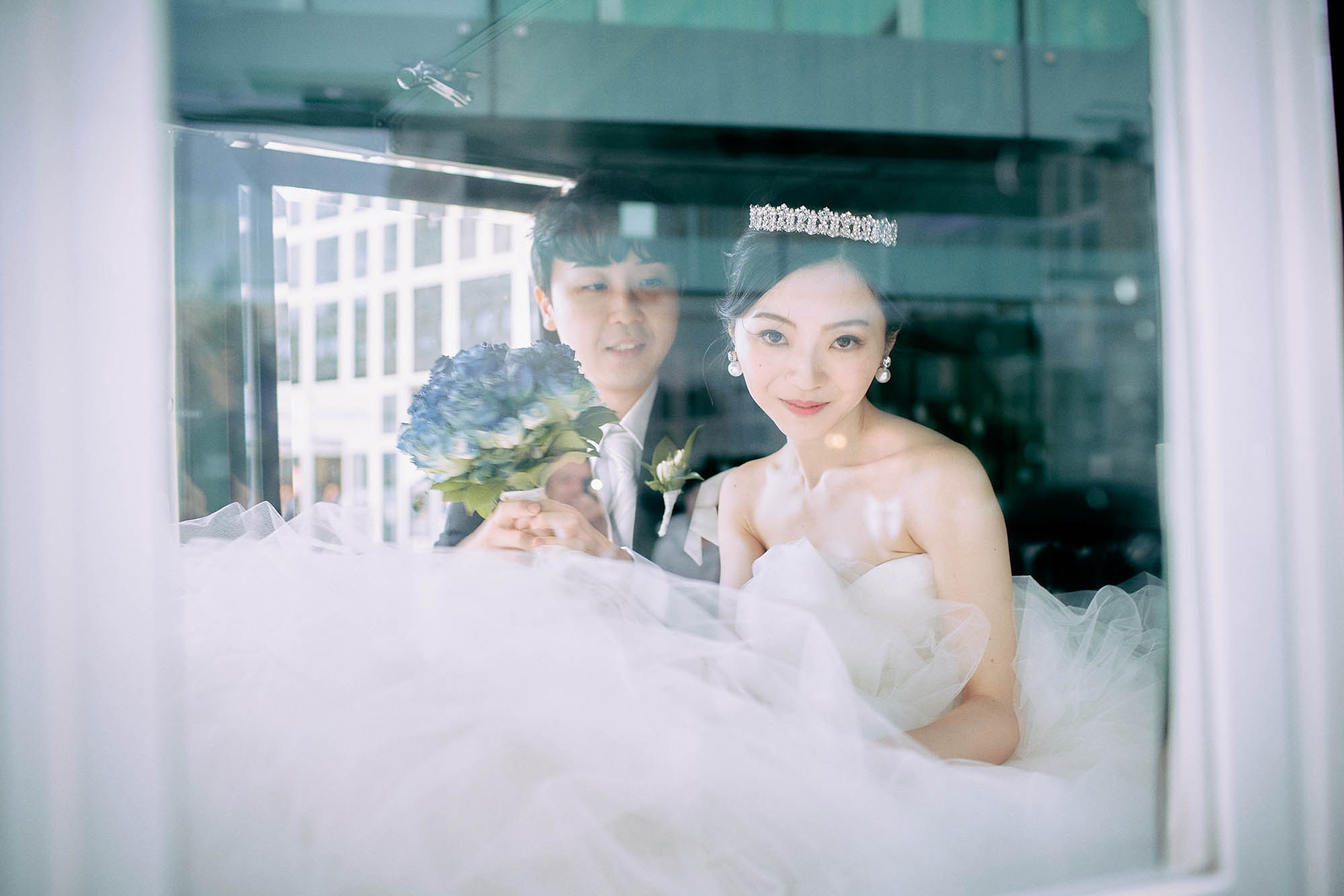 Smiling newlyweds inside horse-drawn carriage Vienna tour.