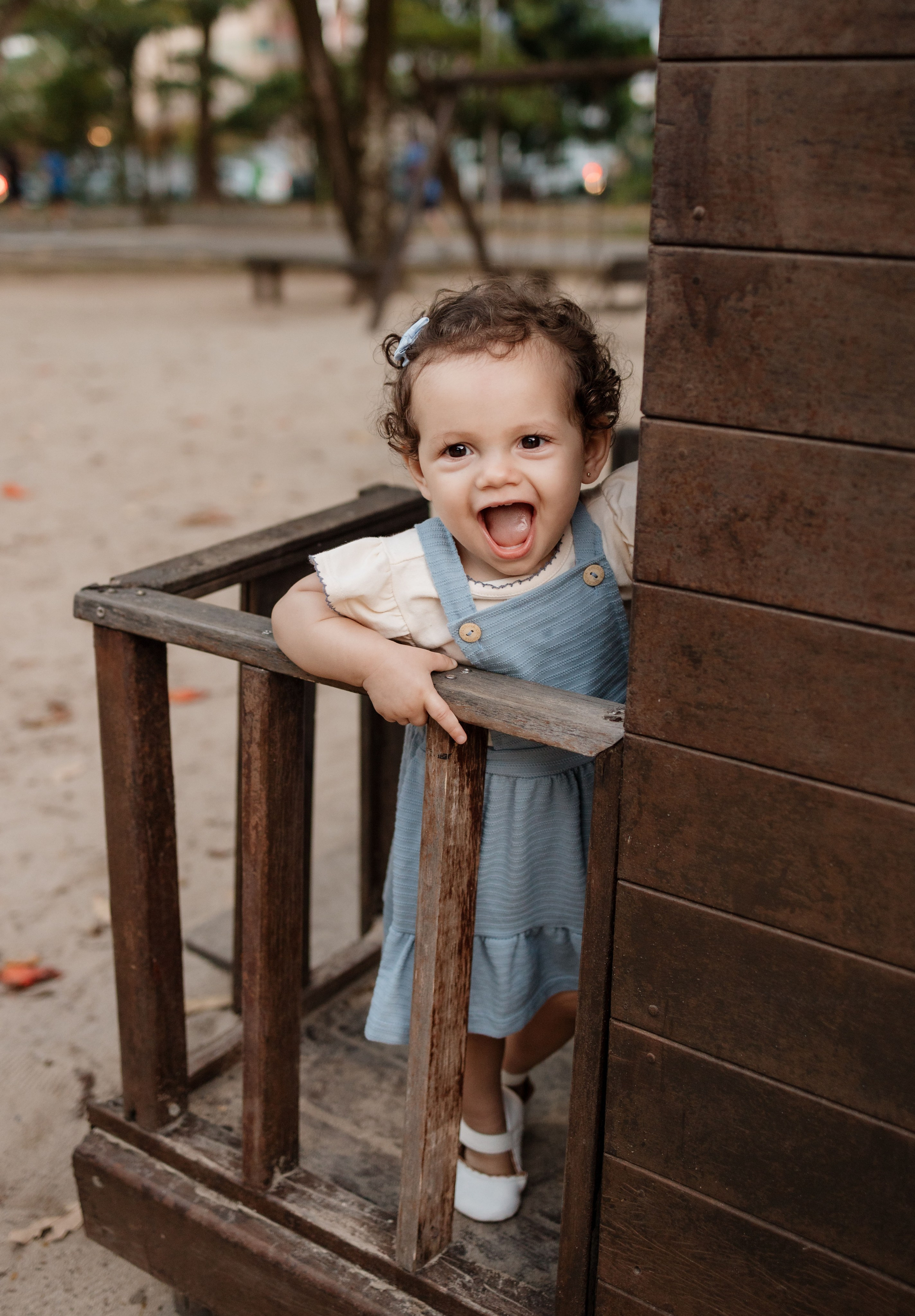 Bebê sorrindo durante ensaio de família no Parque da Jaqueira