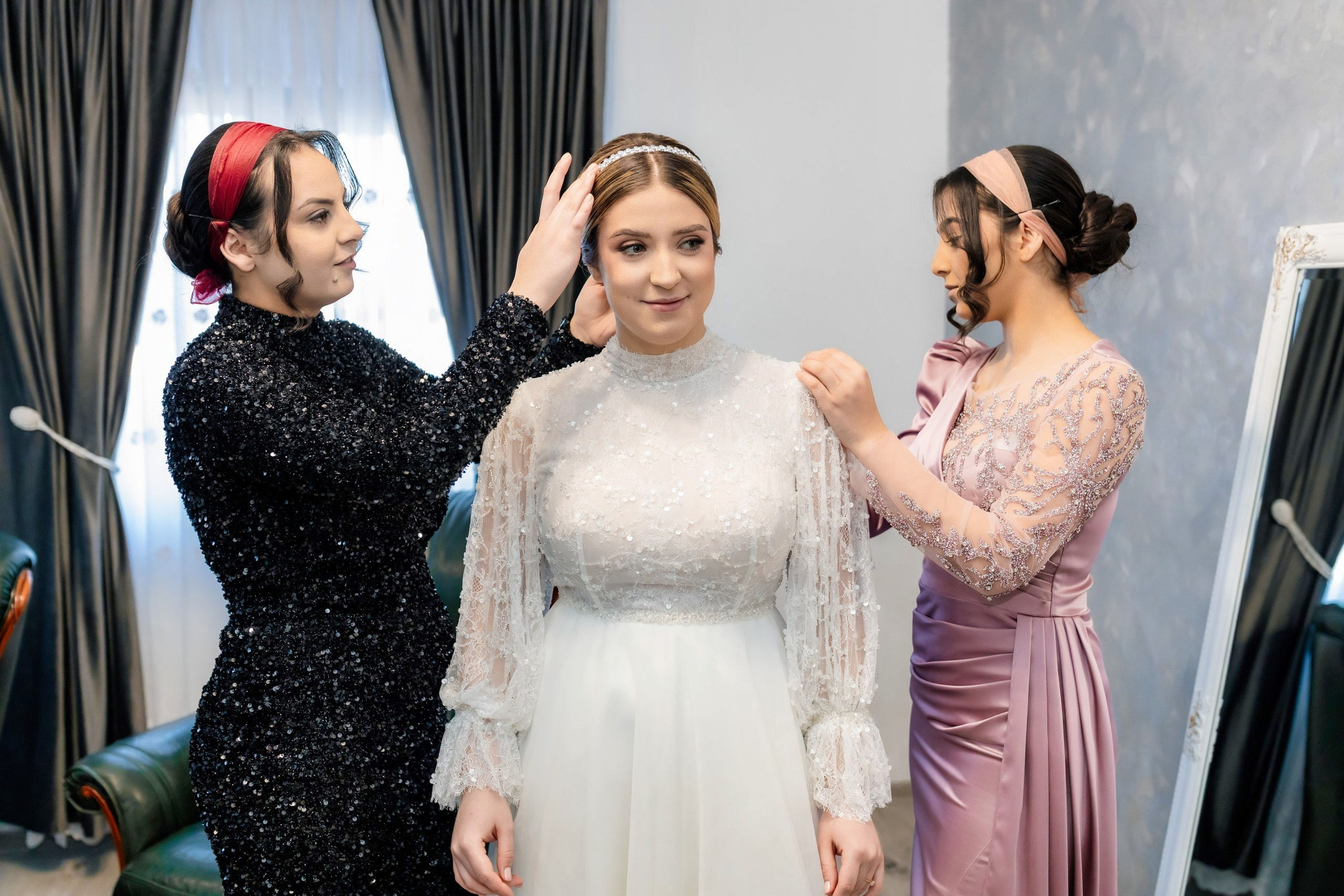 Fotograf nuntă Târgu Neamț – Samuel și Roxana, fotografie autentică realizată de AlinoFotoStudio 2. Fotograf nuntă Iași, Bacău, Suceava și Botoșani – Alin Chirilă surprinzând momente reale de nuntă 3. Fotografie de nuntă cu emoție și credință – AlinoFotoStudio, fotograf povestitor 4. Fotograf profesionist nuntă în Moldova – cadre naturale și pline de emoție 5. Alin Chirilă fotograf nuntă – poveste reală surprinsă prin fotografie 6. Fotograf nuntă cu stil documentar – momente autentice din ziua nunții Pregătiri mireasă acasă – fotografie naturală realizată de Alin Chirilă fotograf nuntă 8. Detalii din ziua nunții – fotograf nuntă Iași și Botoșani, AlinoFotoStudio 9. Emoții din dimineața nunții – fotograf profesionist Moldova 10. Cadre autentice din pregătiri – fotograf nuntă Suceava și Bacău Ceremonie religioasă nuntă – moment emoționant surprins de fotograf Alin Chirilă 12. Nuntă cu valori creștine – fotografie din biserică realizată cu discreție 13. Rugăciune și emoție în ziua nunții – fotograf nuntă Târgu Neamț 14. Legământ în fața lui Dumnezeu – fotografie de nuntă autentică 15. Fotograf nuntă biserică – momente sincere și pline de semnificație Petrecere de nuntă – cadre naturale realizate de AlinoFotoStudio 17. Bucurie și dans la nuntă – fotograf nuntă Iași și împrejurimi 18. Momente autentice de la restaurant – fotograf nuntă Bacău Suceava 19. Atmosferă de nuntă surprinsă discret – Alin Chirilă fotograf -AlinoFotoStudio – fotograf nuntă cu abordare naturală și emoțională 21. Alin Chirilă fotograf – povestitor prin fotografie de nuntă 22. Fotograf nuntă în Moldova – stil documentar și autentic 23. Fotografie de nuntă sinceră și elegantă – AlinoFotoStudio- Fotograf nuntă Iași Bacău Suceava Botoșani – Alin Chirilă AlinoFotoStudio 26. Fotograf nuntă Târgu Neamț și Moldova – fotografie profesională de eveniment 27. Fotograf nuntă cu valori creștine și stil documentar – AlinoFotoStudio - Alin Chirilă – AlinoFotoStudio Fotograf nuntă Iași • Bacău • Suceava • Botoșani - Samuel & Roxana, Târgu Neamț -Momente reale, trăite sincer și păstrate pentru totdeauna.