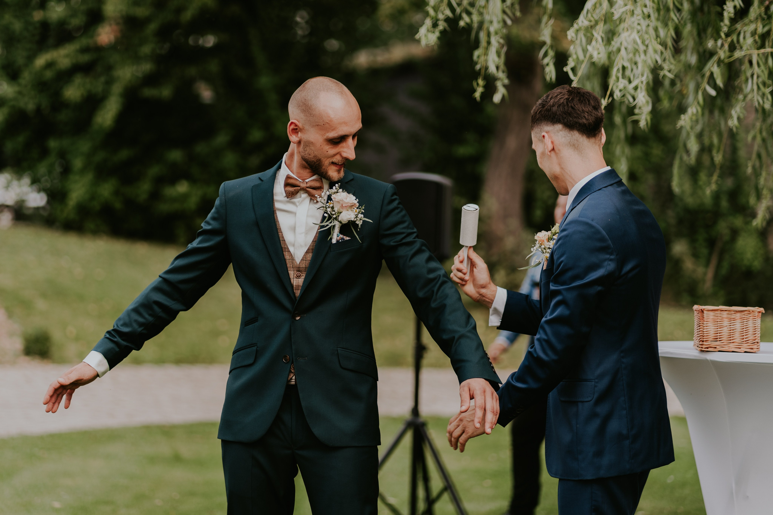 Dwór Wierzbno: plenerowy ślub pod wierzbą. Karkowskafoto - fotografia miłości