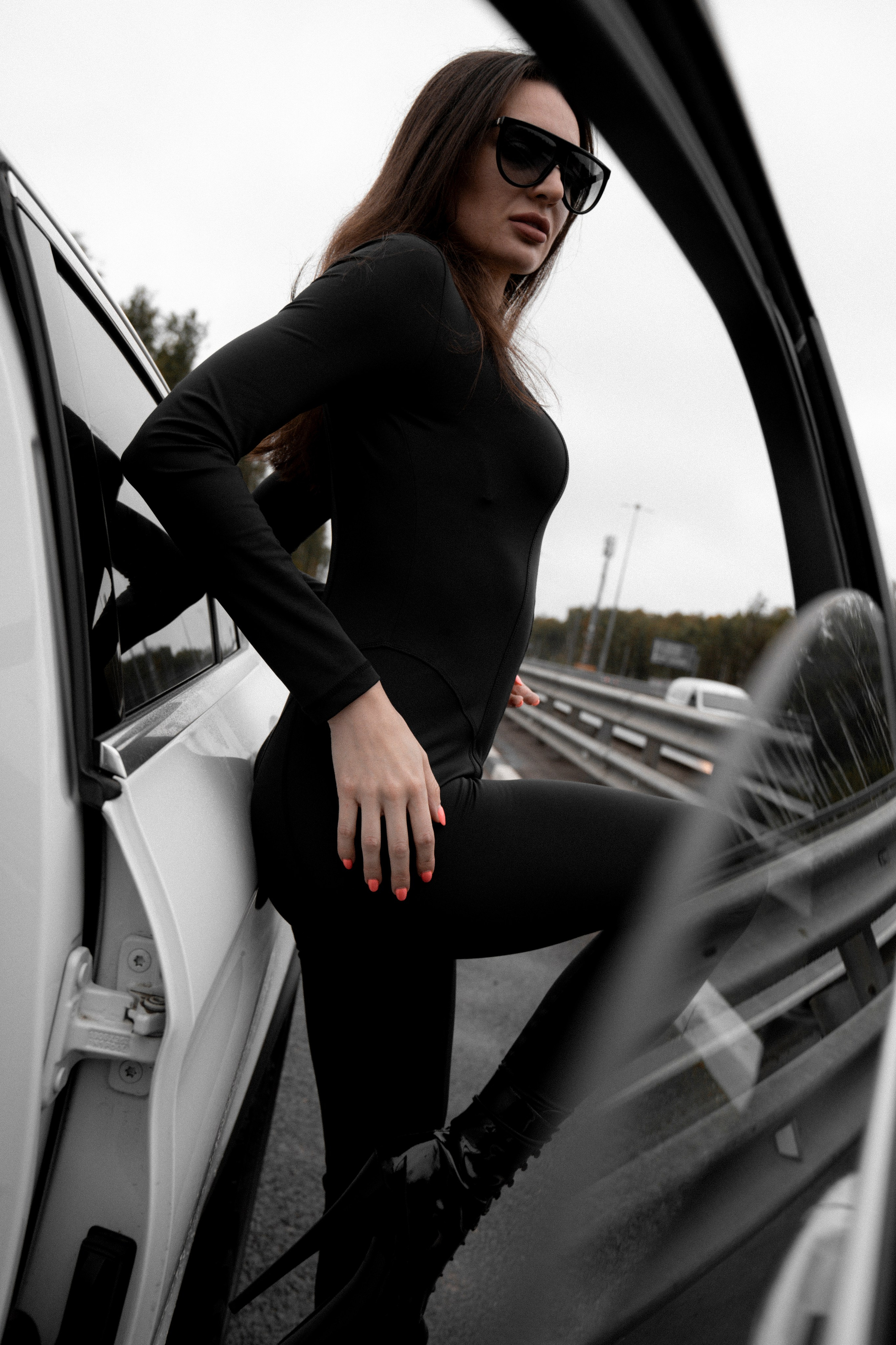 Сяду за руль и закрою дверь. ...........