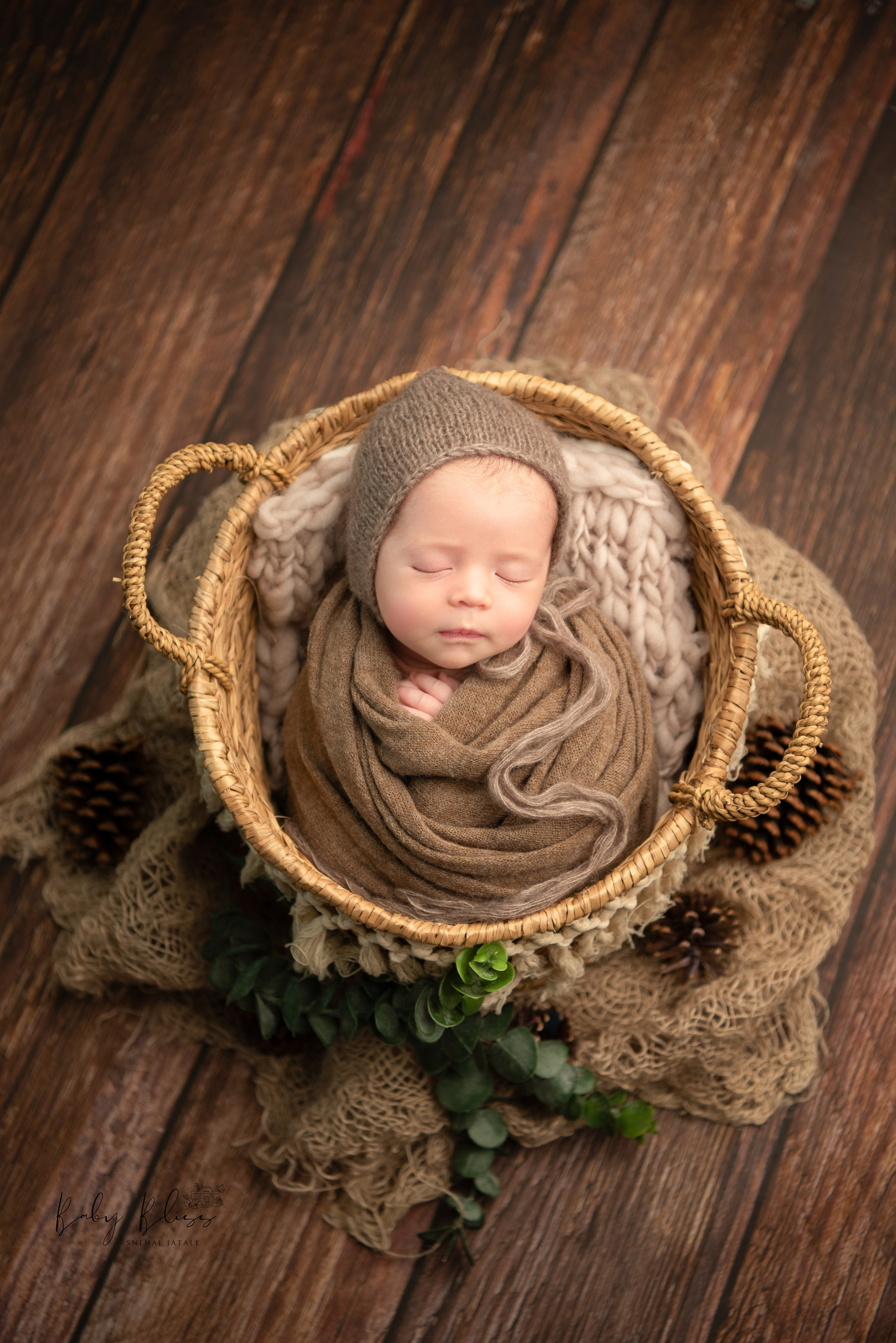 Best newborn photographer in Doha, Qatar. Best infant photoshoot in Doha, Qatar. Newborn photo session in Doha Qatar, baby, sitter, cake smash, pre-birthday, maternity, family photographer in Doha, Qatar