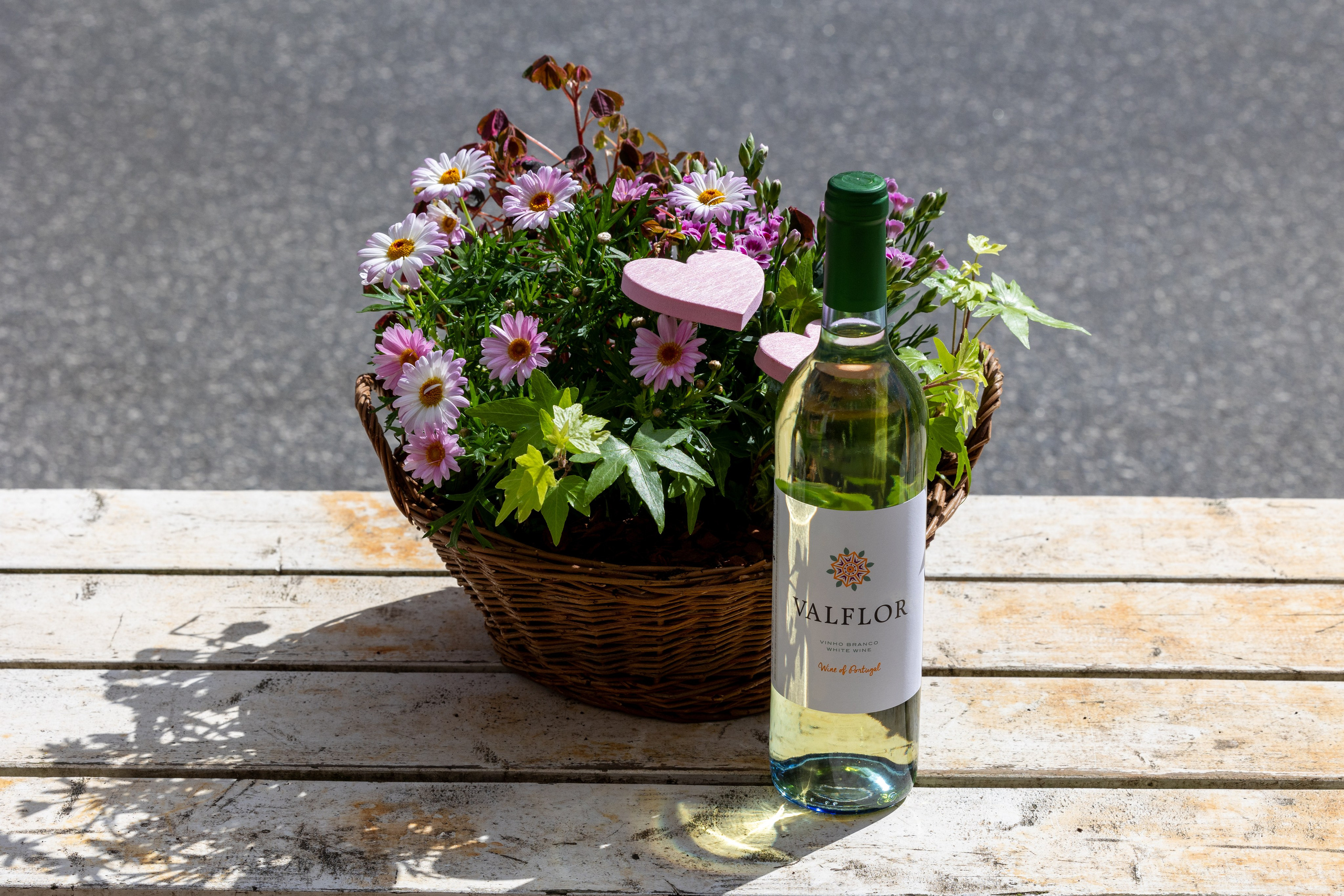 Send en smuk hilsen i skønne lyserøde nuancer, samt en dejlig frisk og afbalanceret hvidvin. Det er en letdrikkelig hvidvin med klar citrongul farve, delikat frugtduft, frisk og velafbalanceret frugtsmag med velintegreret syre, samt en blid og behagelig eftersmag. Planterne i sammenplantningen kan variere alt efter sortimentet.