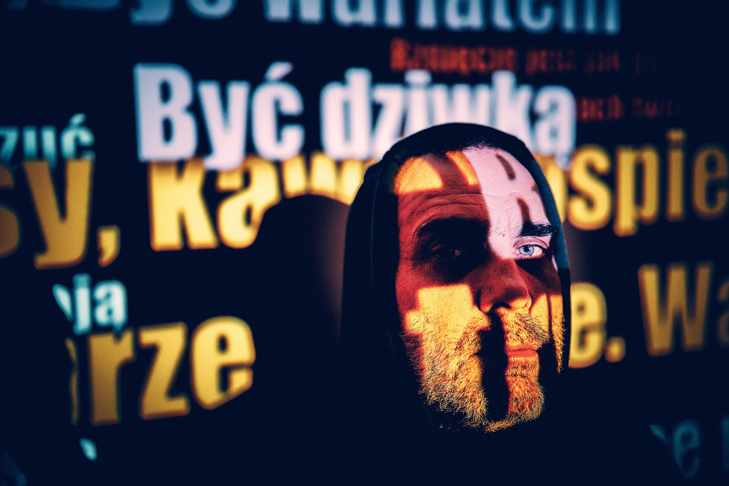 Artur Krasicki - portrety "Poeta - Ból Istnienia". Portretowy fotograf Andriej Szypiłow. Spojrzenie na Kumpla w stylu Noir. Każdy z nas ma swoją ciemną stronę… Portret czarno-biały. BW. Black and White Portrait.
