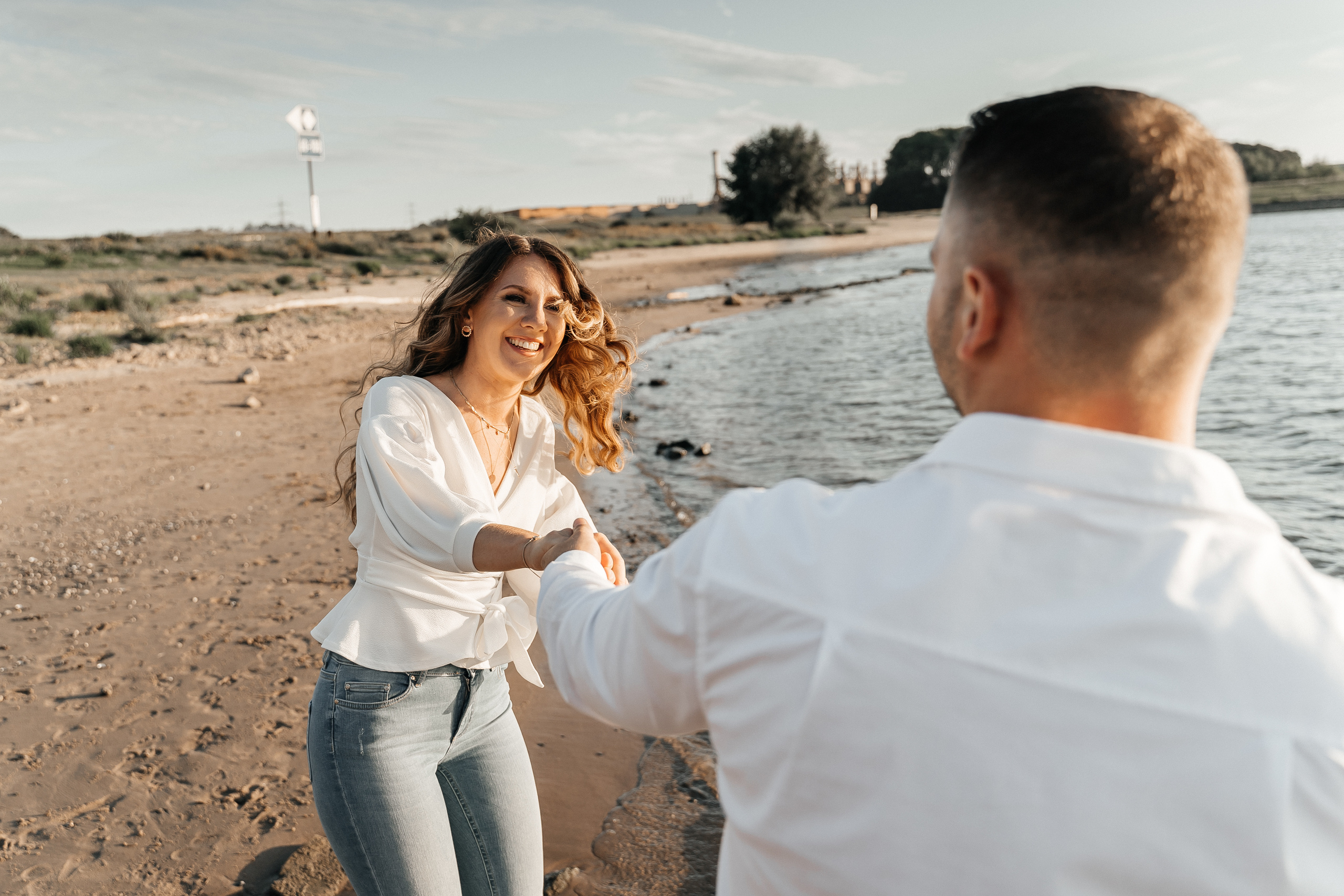 Heiße Love Story am Rheinufer. Hochzeitsfotograf für Moers, Niederrhein, Düsseldorf, NRW und Deutschland