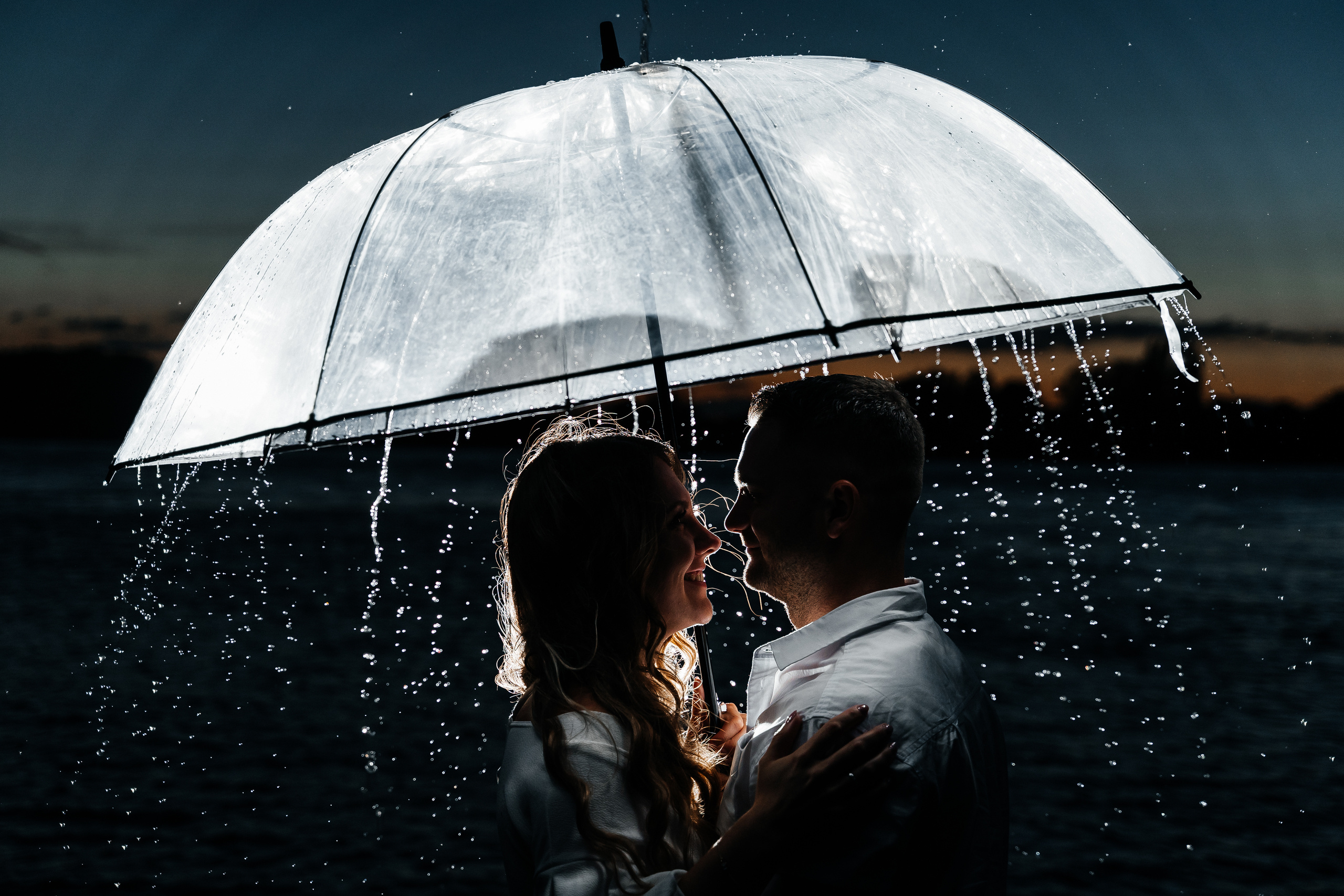 Heiße Love Story am Rheinufer. Hochzeitsfotograf für Moers, Niederrhein, Düsseldorf, NRW und Deutschland