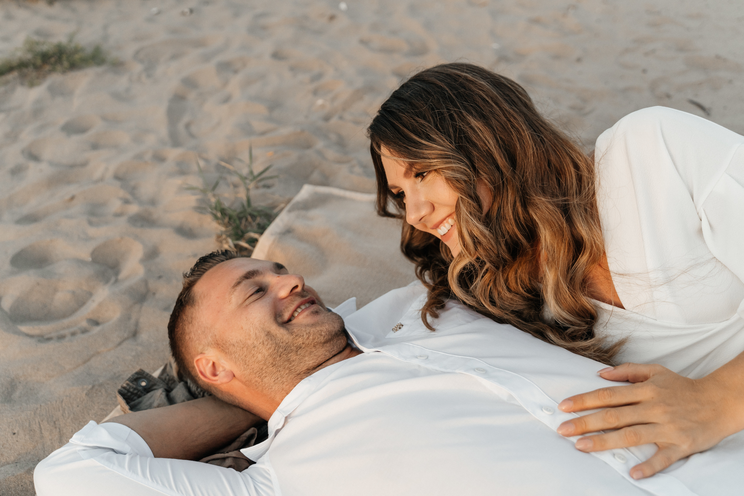 Heiße Love Story am Rheinufer. Hochzeitsfotograf für Moers, Niederrhein, Düsseldorf, NRW und Deutschland