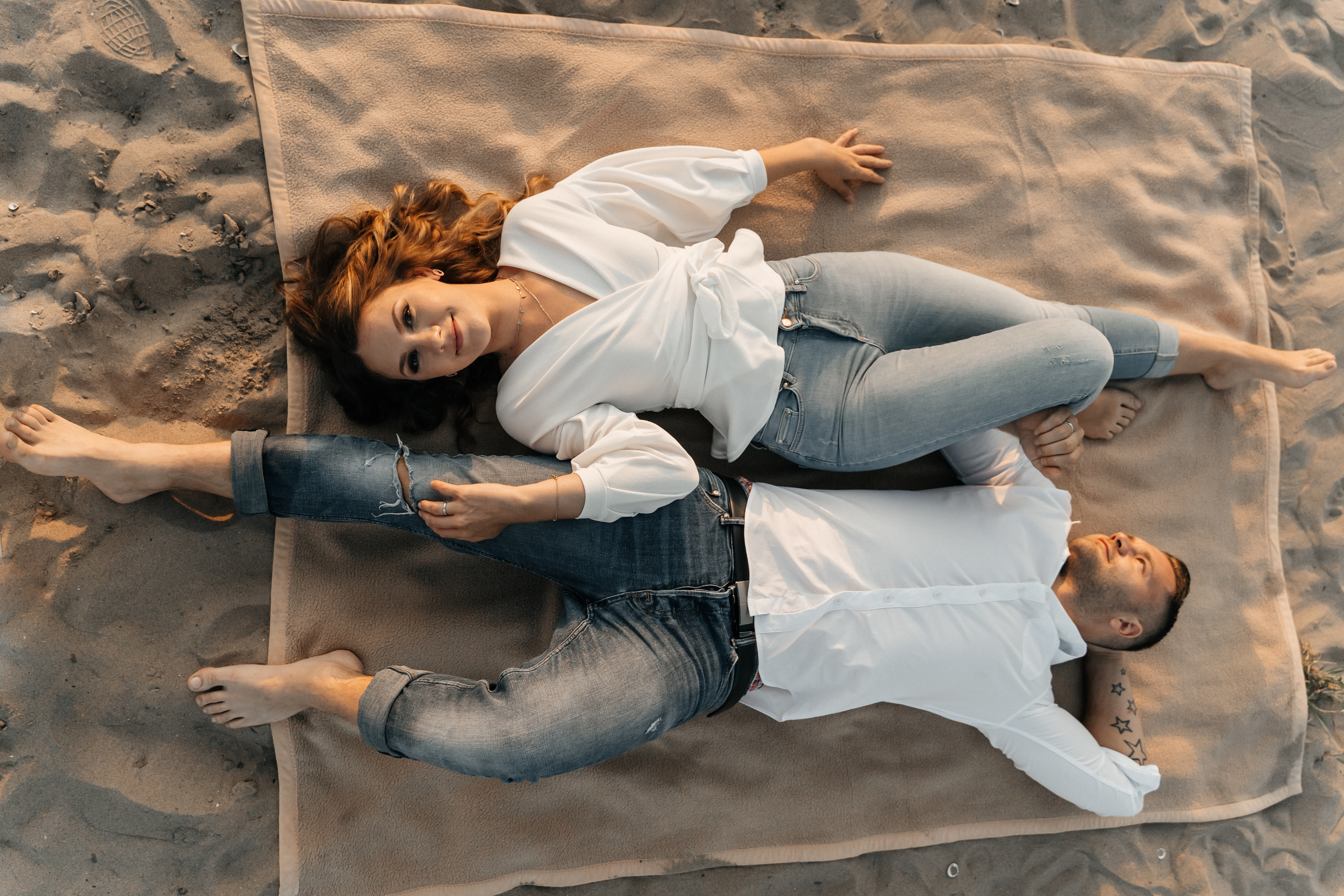 Heiße Love Story am Rheinufer. Hochzeitsfotograf für Moers, Niederrhein, Düsseldorf, NRW und Deutschland