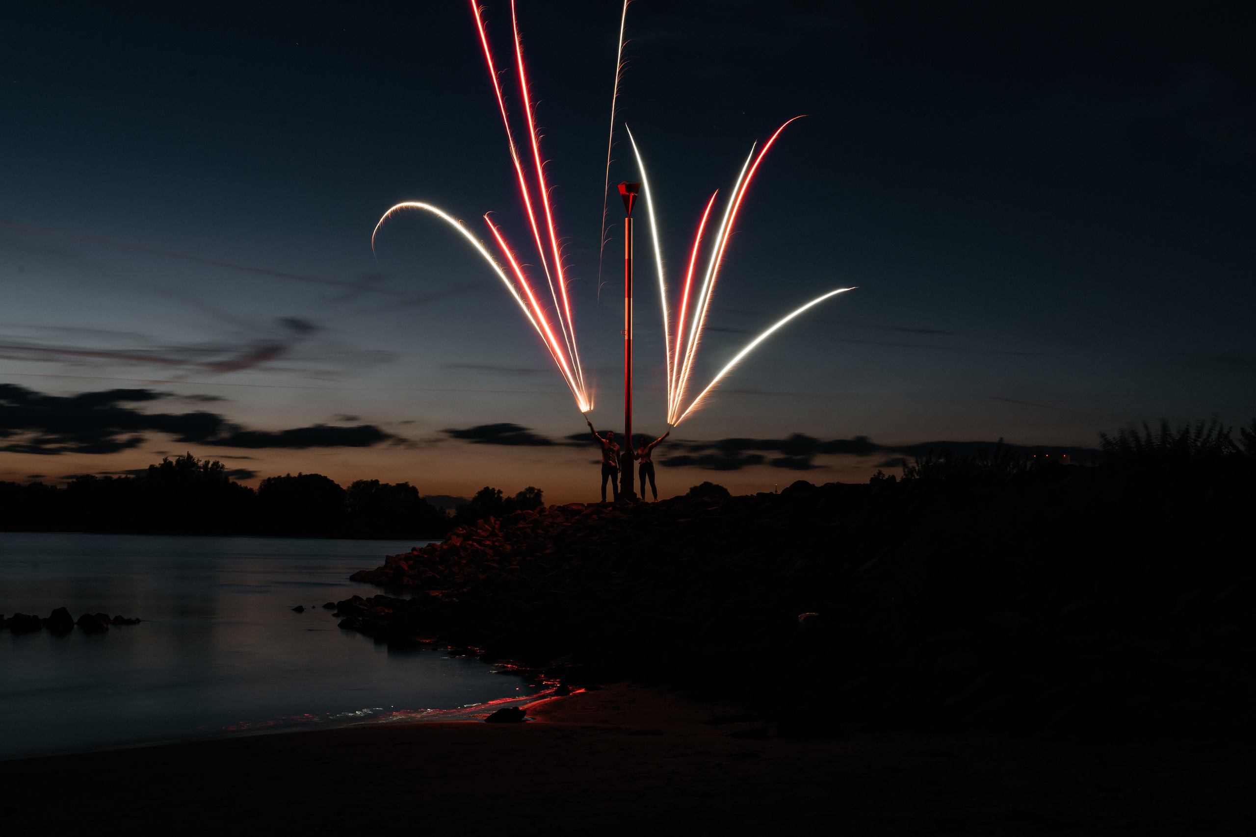 Heiße Love Story am Rheinufer. Hochzeitsfotograf für Moers, Niederrhein, Düsseldorf, NRW und Deutschland