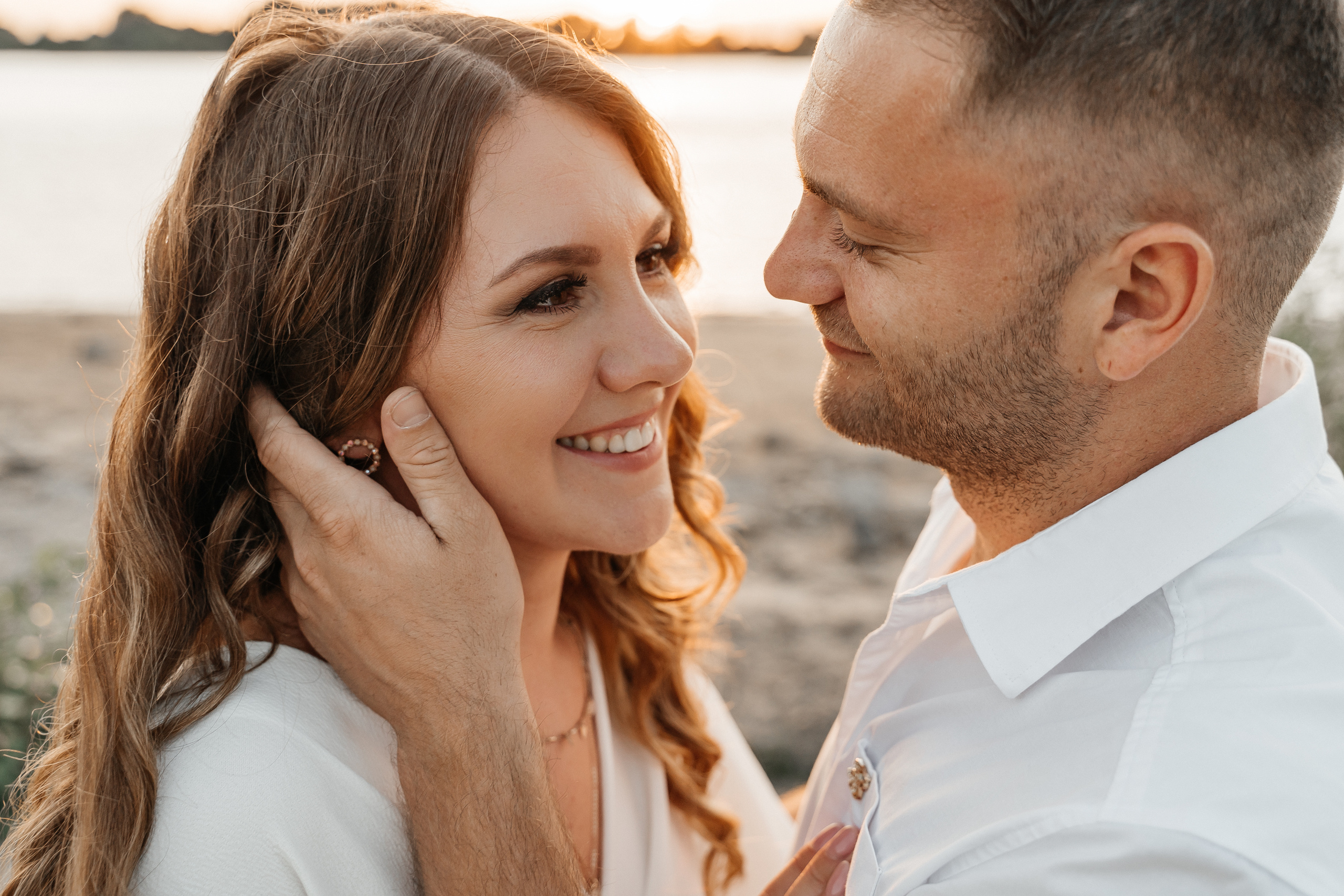 Heiße Love Story am Rheinufer. Hochzeitsfotograf für Moers, Niederrhein, Düsseldorf, NRW und Deutschland