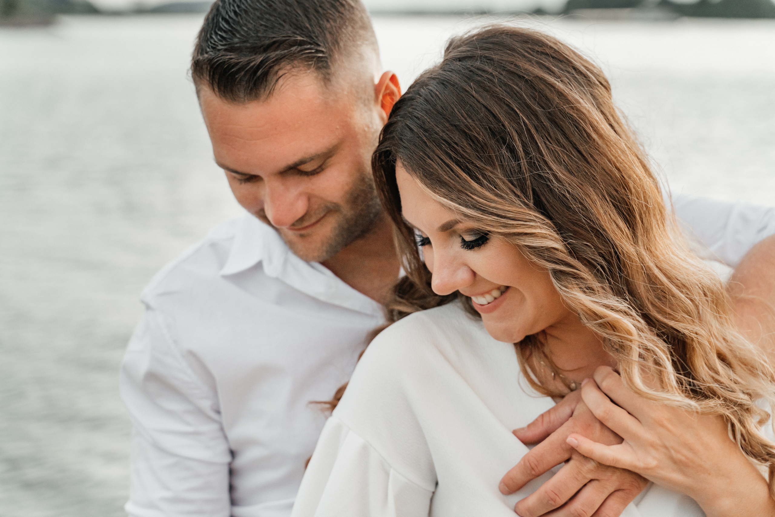 Heiße Love Story am Rheinufer. Hochzeitsfotograf für Moers, Niederrhein, Düsseldorf, NRW und Deutschland