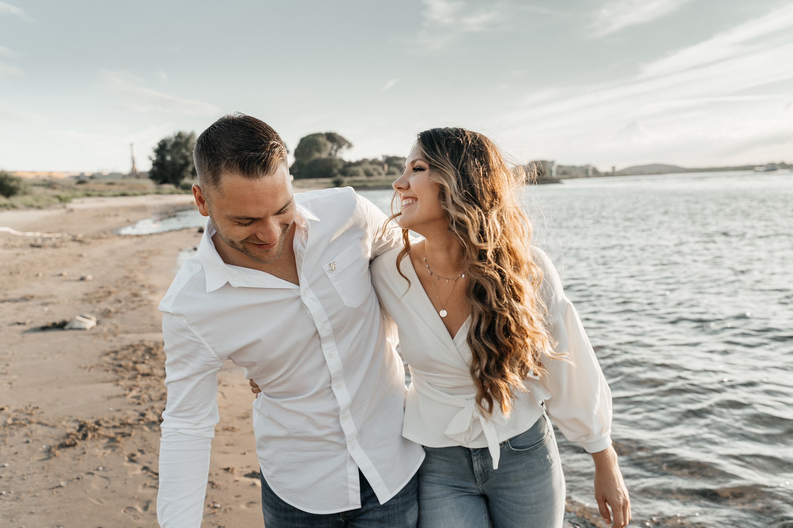 Heiße Love Story am Rheinufer. Hochzeitsfotograf für Moers, Niederrhein, Düsseldorf, NRW und Deutschland