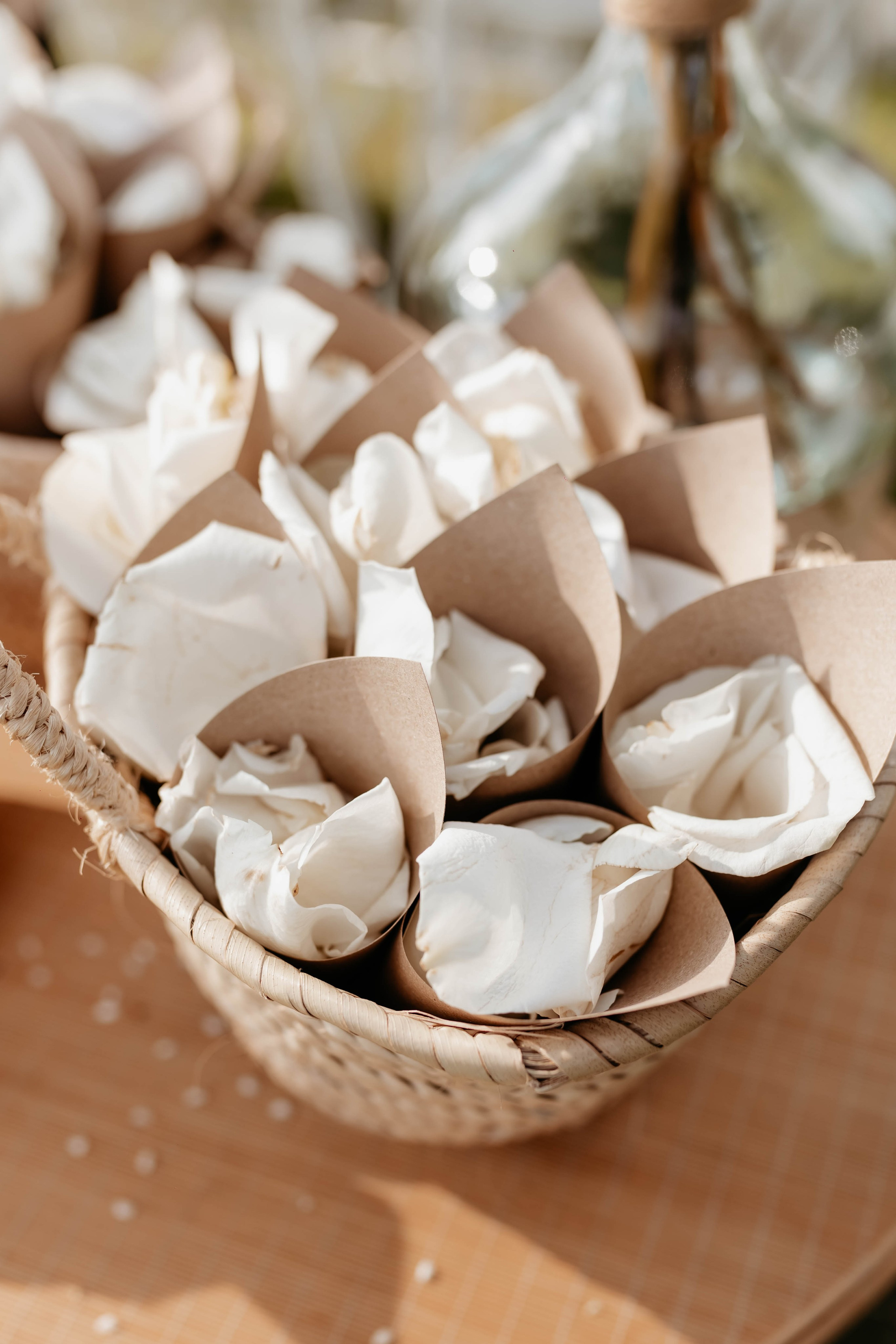 cesta preparada con conos de arroz para boda