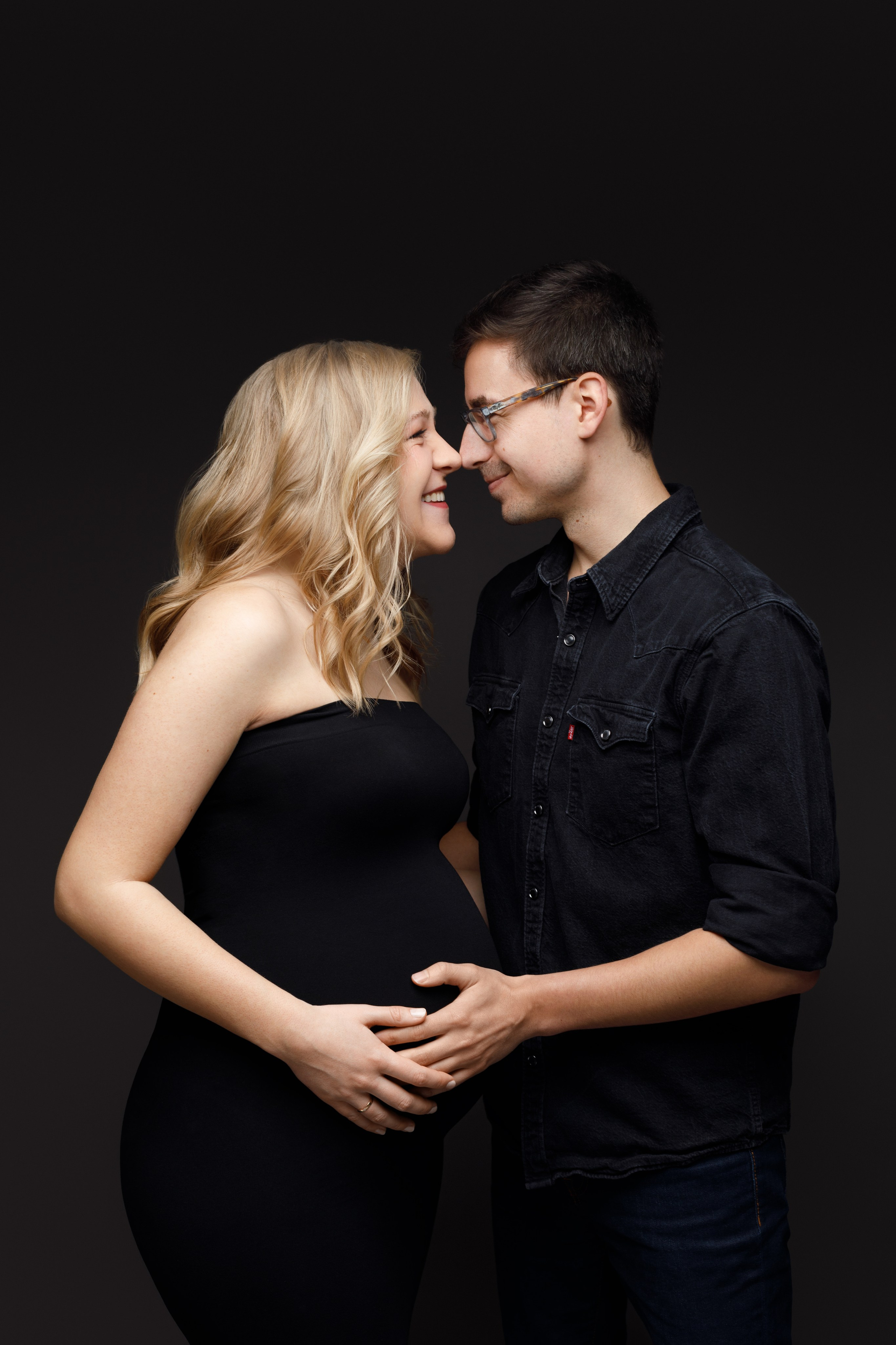 Babybauch-Shooting für werdende Eltern im Studio