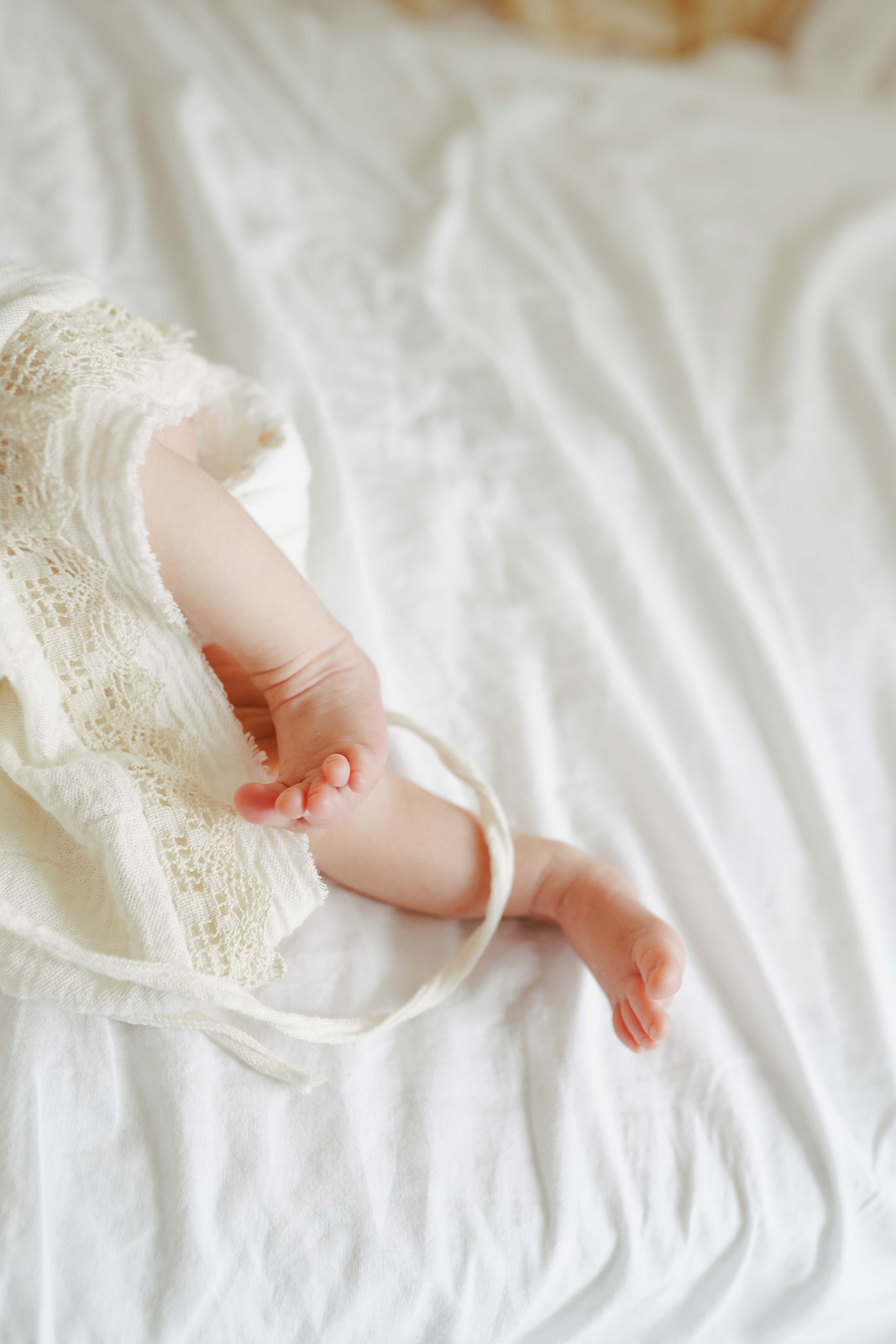 Inspira sesiune foto nou-nascut. Madalina Beda- Artist vizual, fotograf, doula la nastere, consultant babywearing Brasov si in toata tara