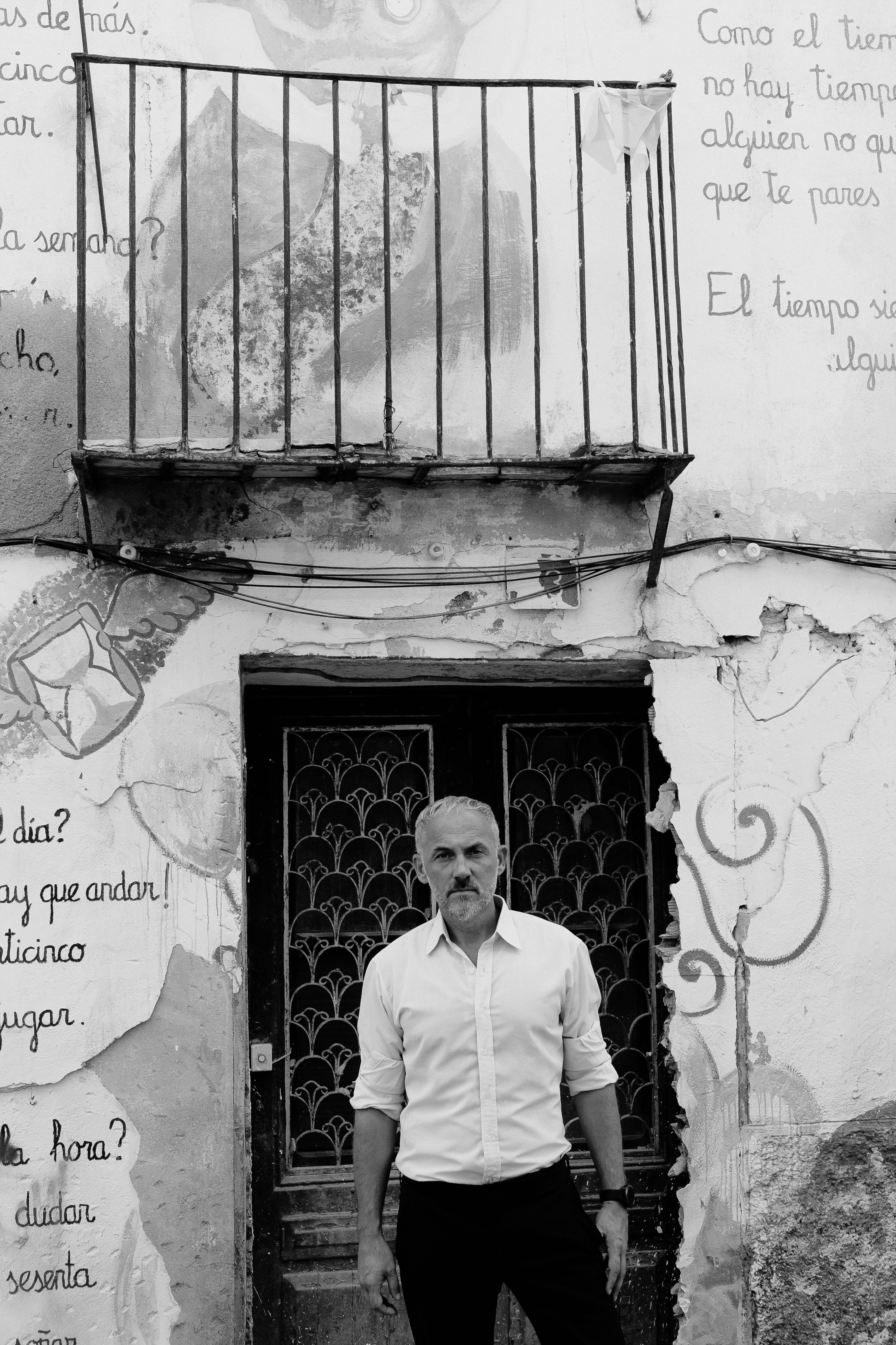 Портретная фотосессия музыканта Robert Skarsbakk в старом городе Аликанте для обложки альбома — Фотограф Андрей Луковников