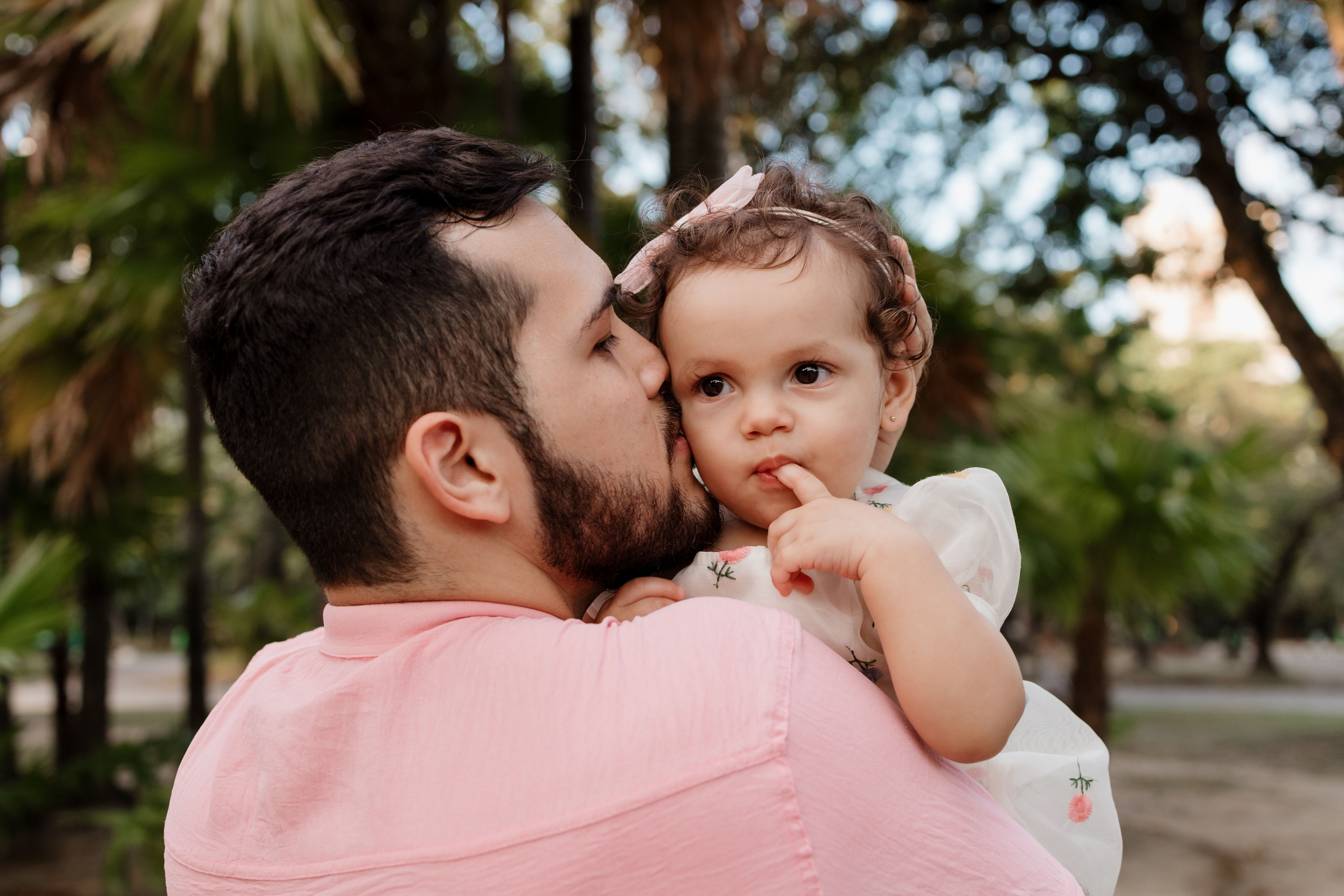 Pai brincando com a filha no ensaio de família
