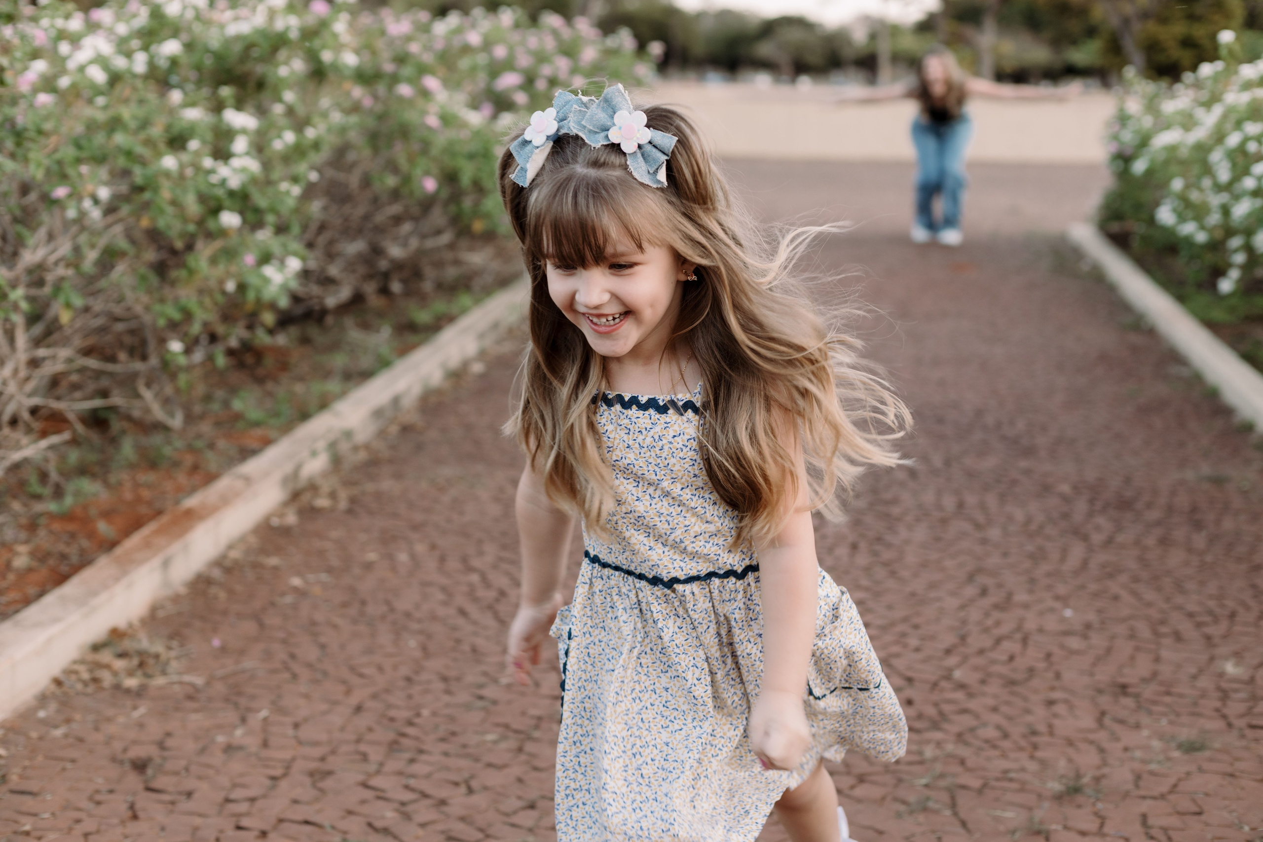 Criança sorrindo durante ensaio de família