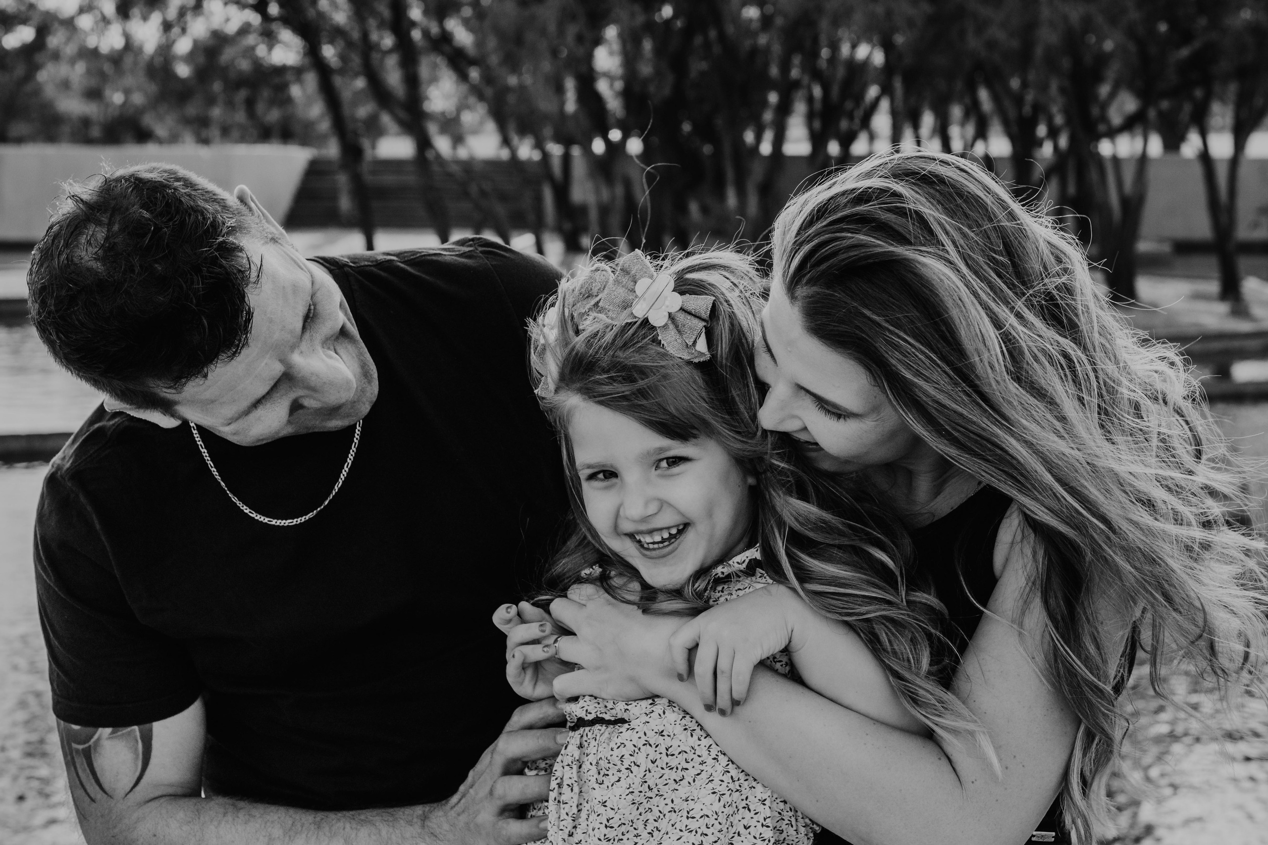 Pais brincando com a filha na Praça dos Cristais