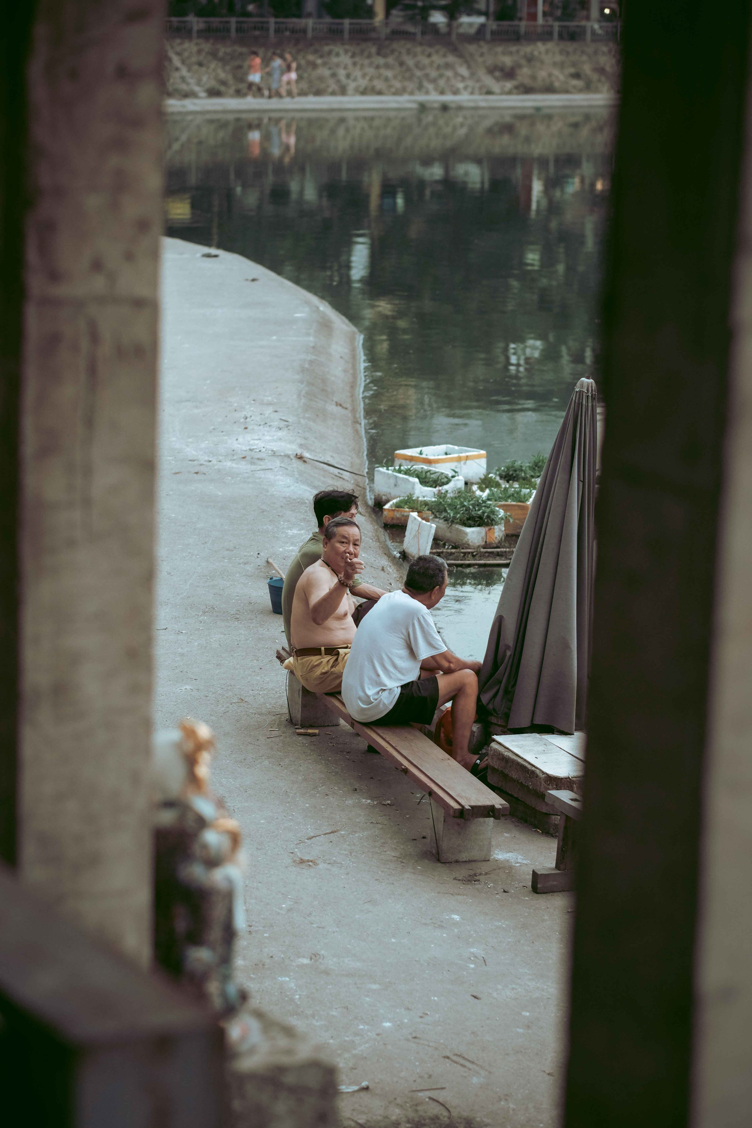 Hey guys look at him !!! | Candid Street Photography Hanoi