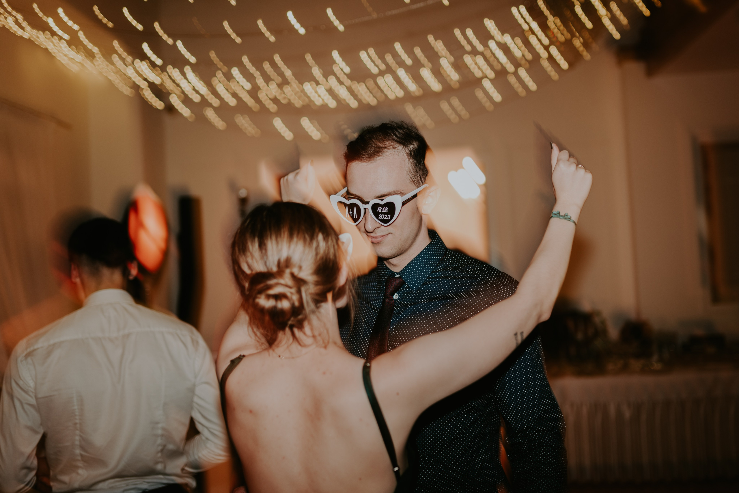 Dwór Wierzbno: plenerowy ślub pod wierzbą. Karkowskafoto - fotografia miłości