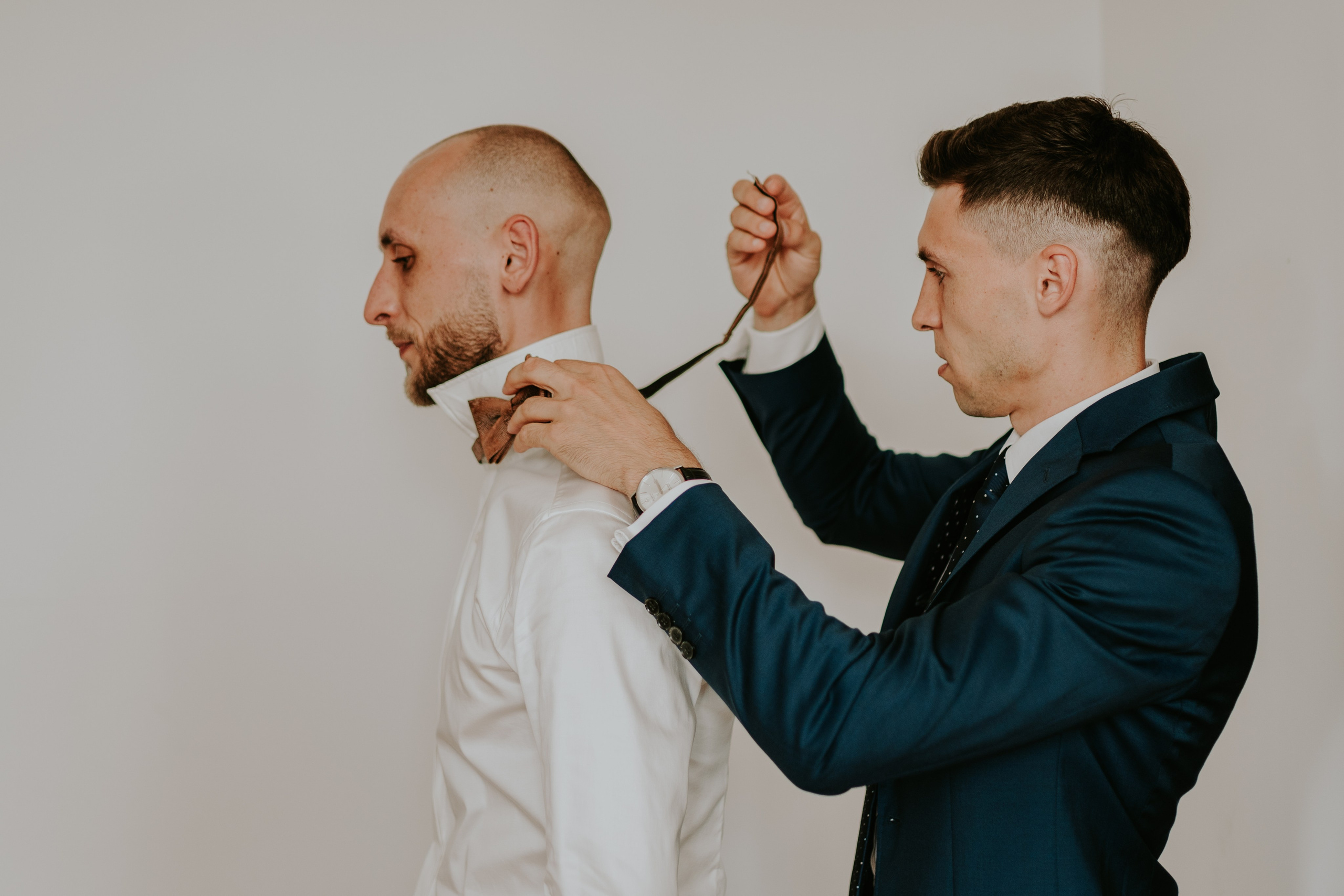 Dwór Wierzbno: plenerowy ślub pod wierzbą. Karkowskafoto - fotografia miłości