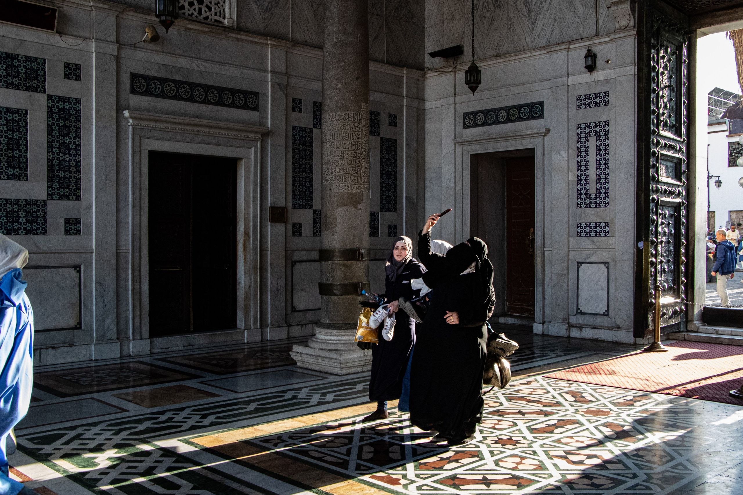Une femme portant le niqab prend un selfie dans la mosquée des Omeyyades, située dans le centre-ville de Damas.