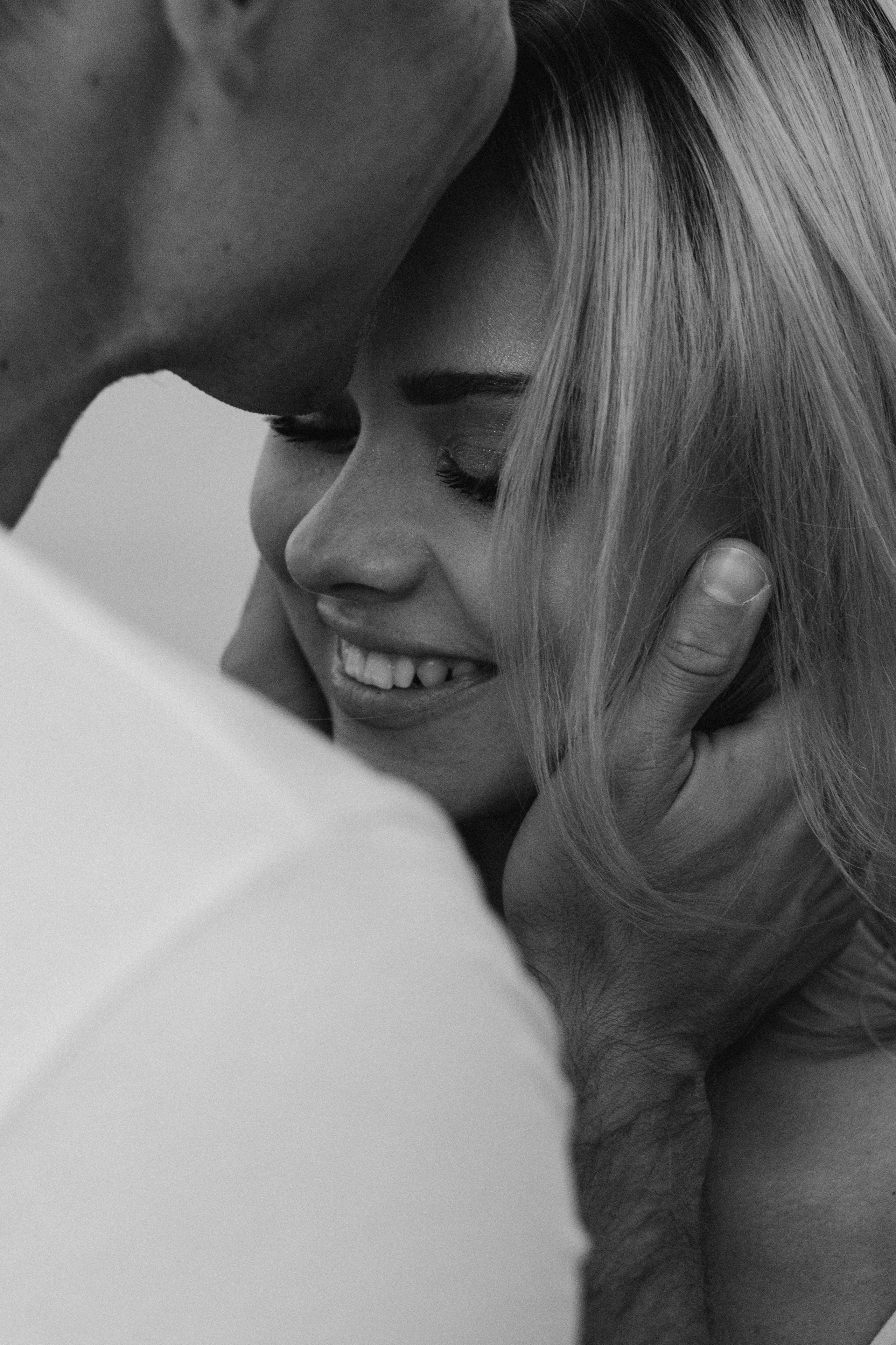 Sorriso e vicinanza tra due persone, fotografia di coppia intima e naturale