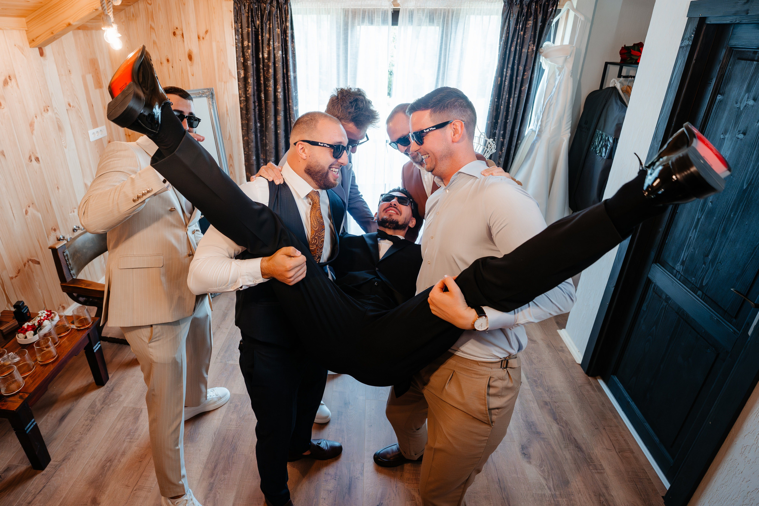 Atmosferă veselă la ședința foto cu grupul de prieteni la Cabana Masiv.