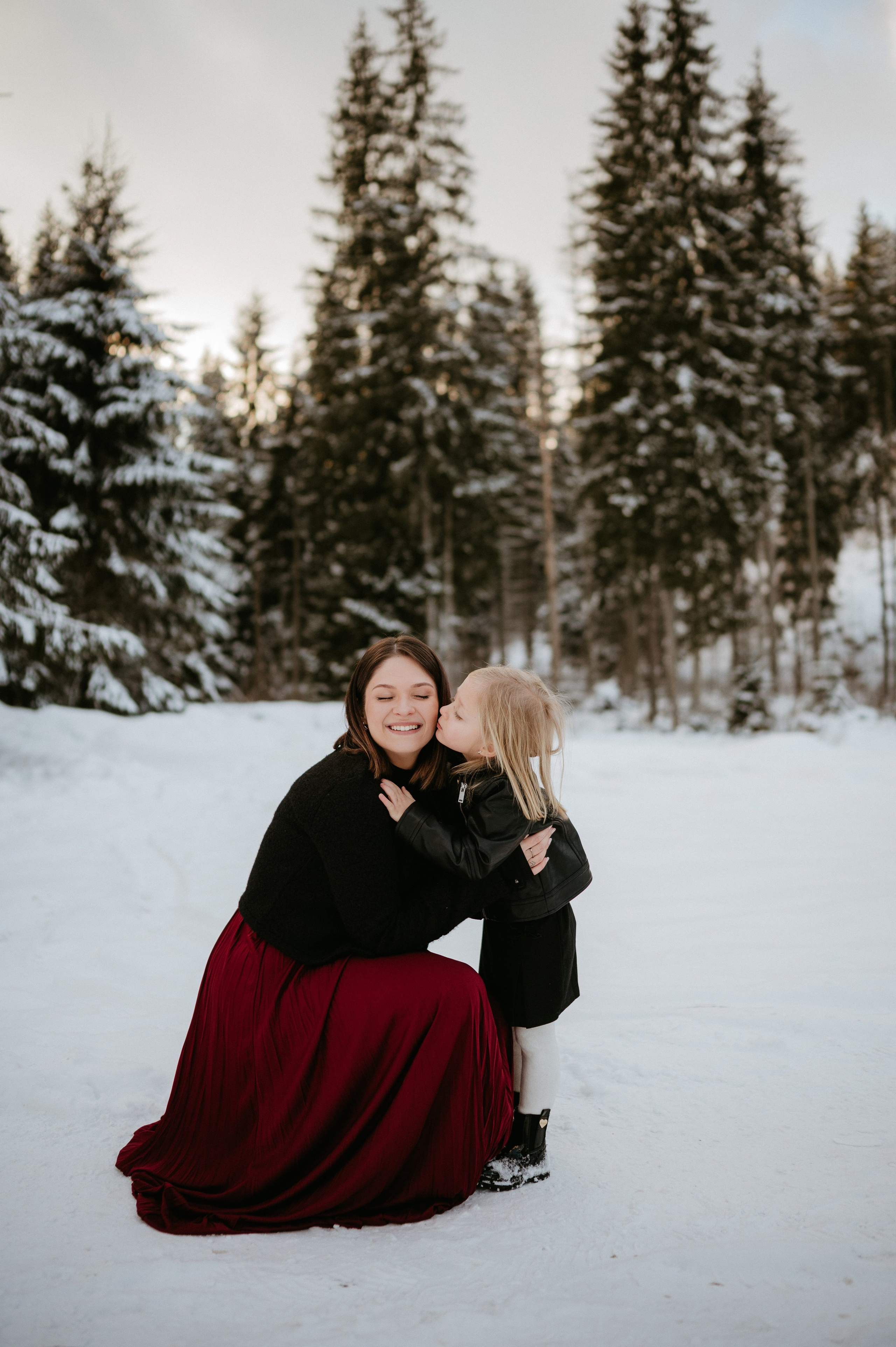 Ședință Foto de Familie la Munte – Fotografii de Iarnă în Lupcina. Valentin Melen - fotograf de nunta 🤍