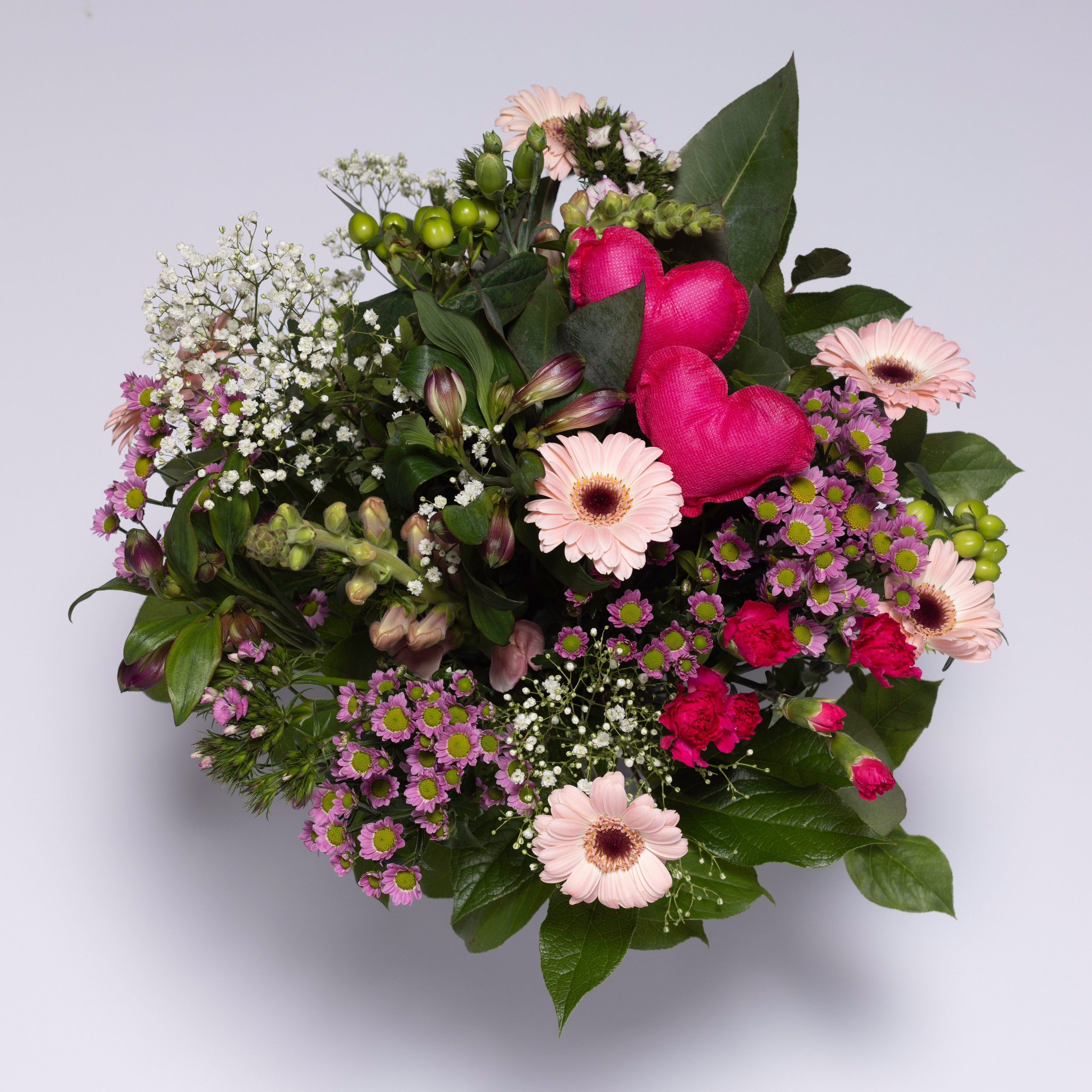 Romantisk buket med hjerter – den perfekte kærlighedsgaveOverrask en du holder af med en smuk, romantisk buket dekoreret med hjerter. Perfekt til Valentinsdag, årsdag eller fødselsdag.Friske blomster i romantiske nuancerHåndbundet med kærlighedLevering i Aarhus og oplandet med WoltBestil online i dag og få leveret direkte til døren.Akropolis Blomster – din florist til romantiske buketter.
