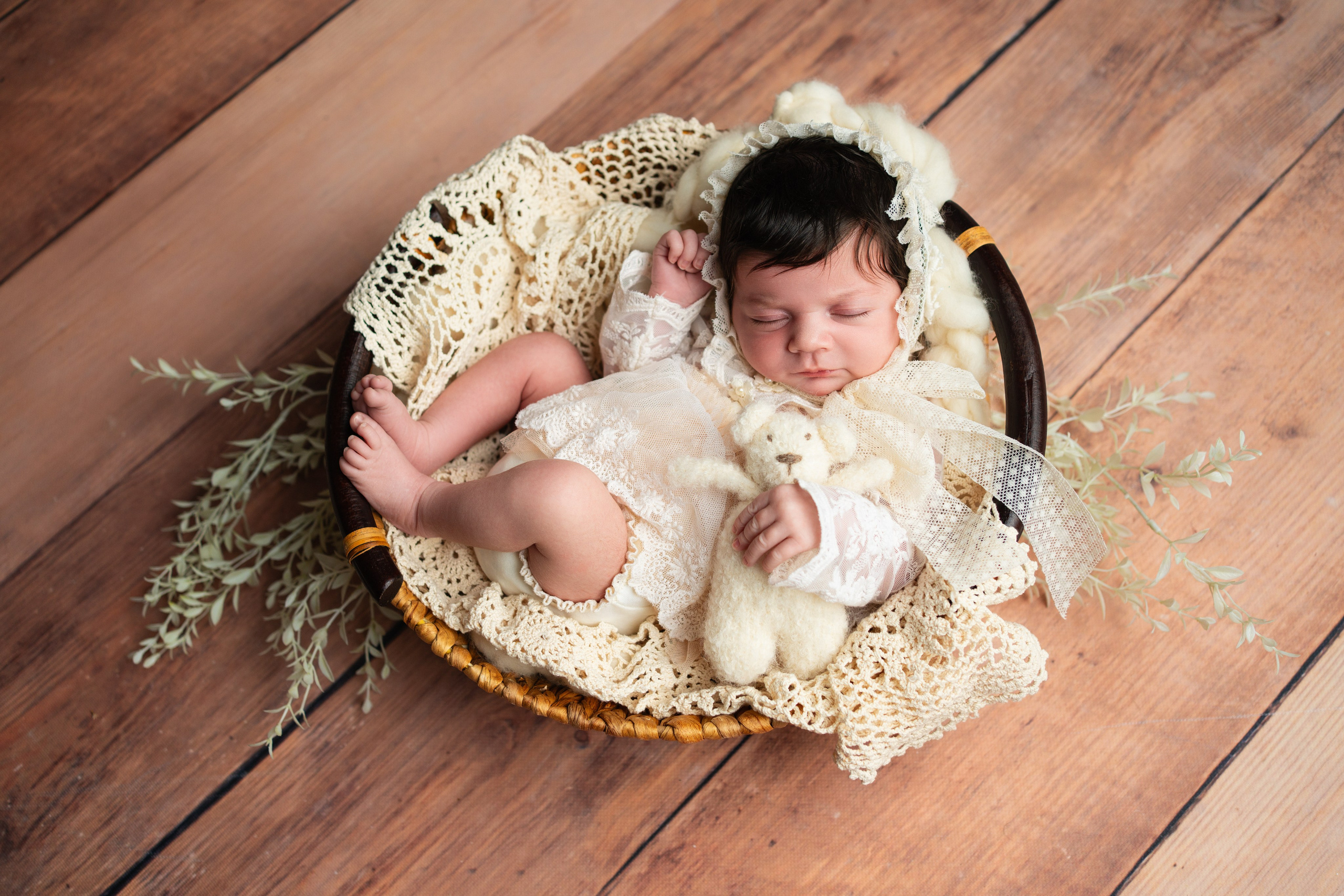 Neugeborenes in einem schlichten Outfit