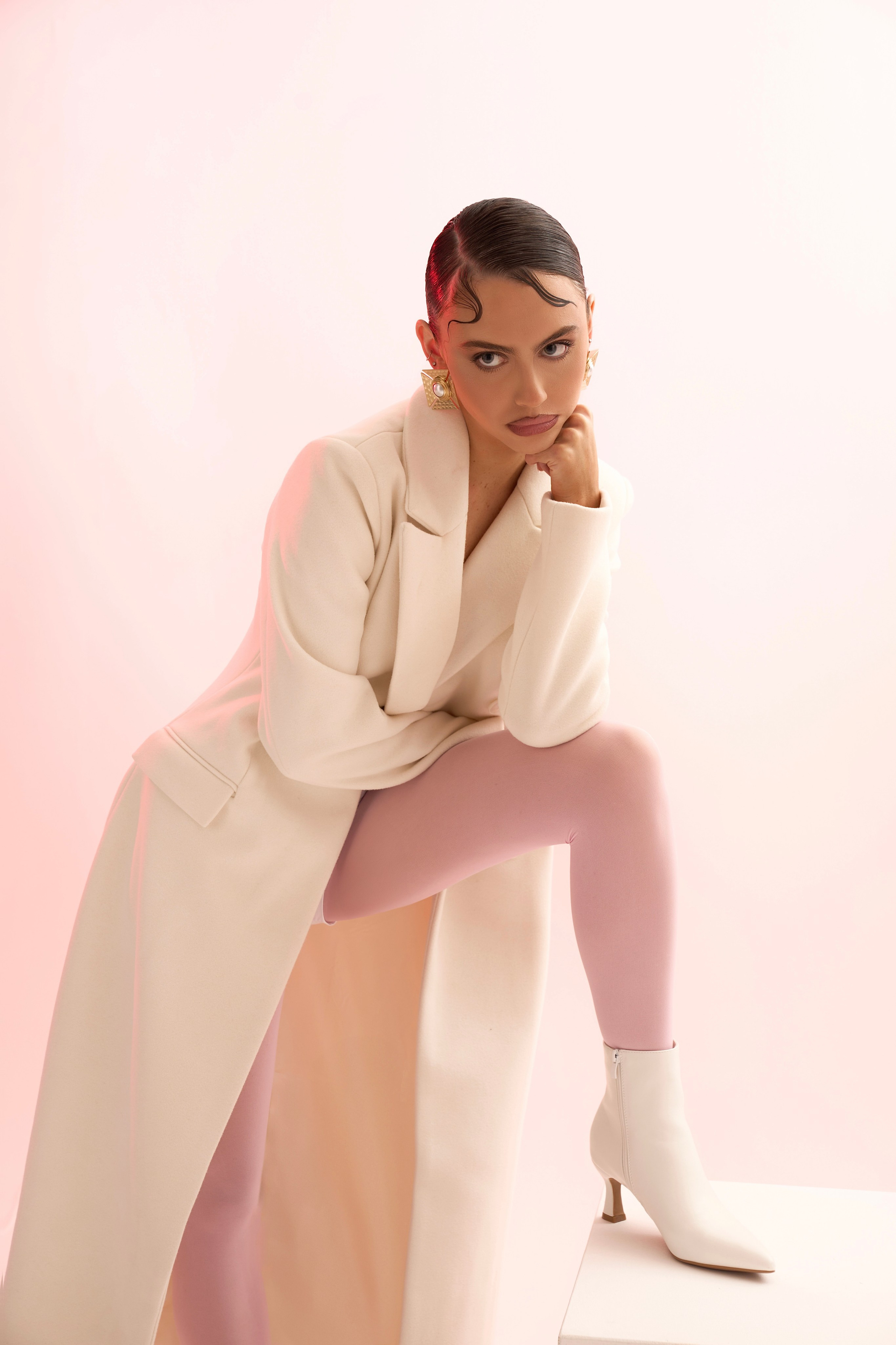 Photographer. Photo studio Aesthetic Space. Rental studio from 1 hour