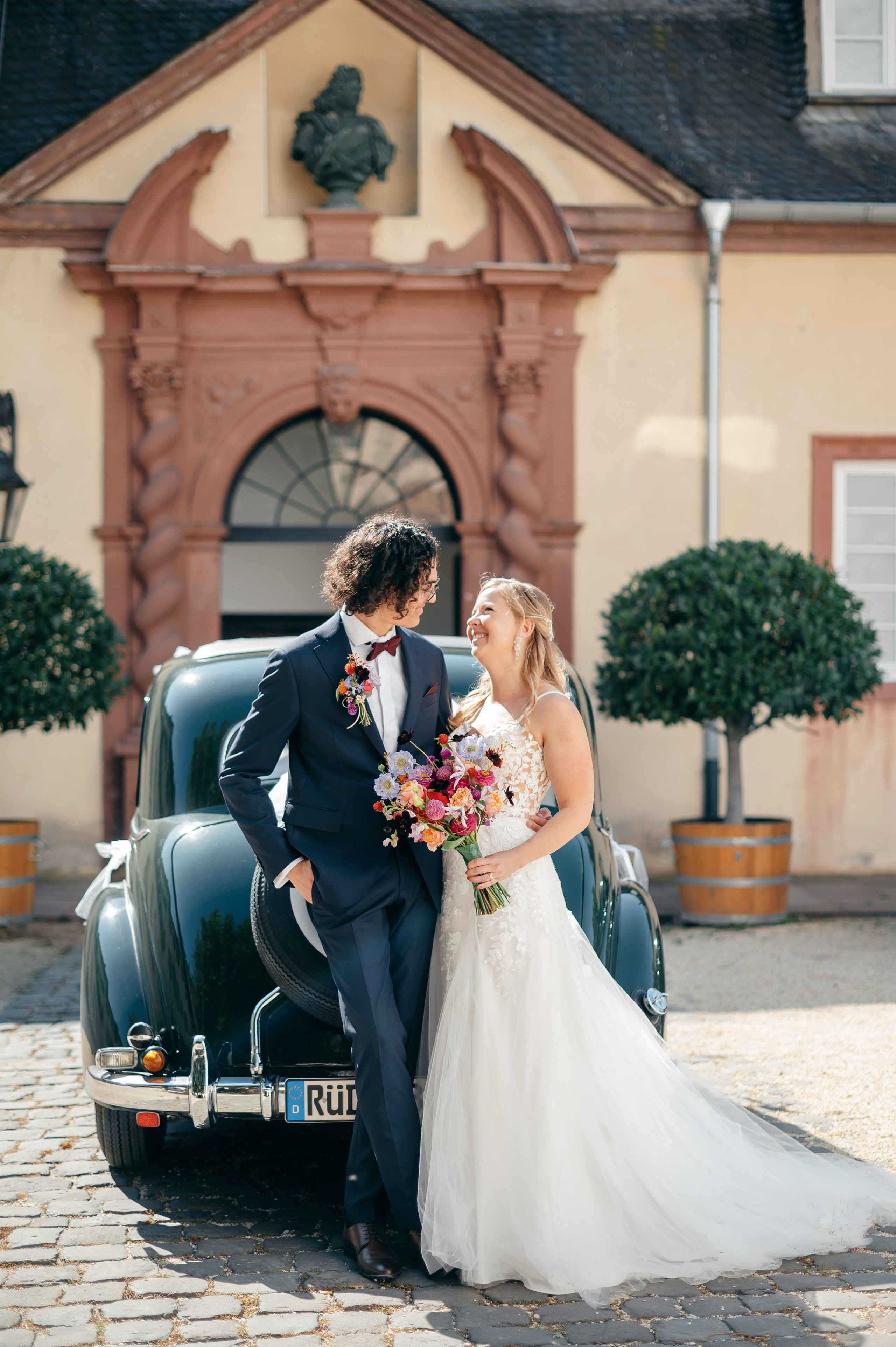 Brautpaar vor den historischen Fassaden des Schloss Bad Homburg