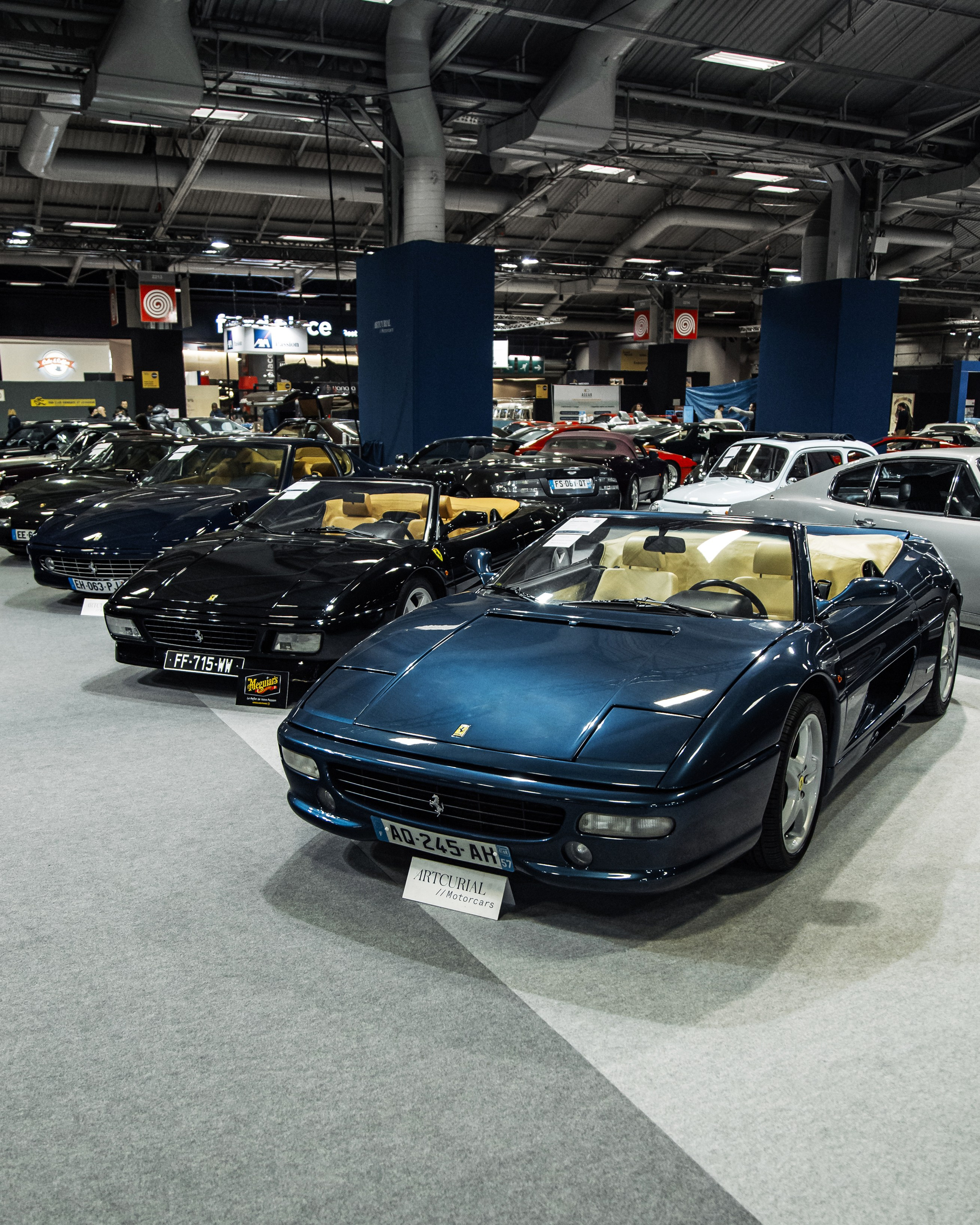 Retromobile 2023. Photographe de voitures à Paris — Vitalii Motruk