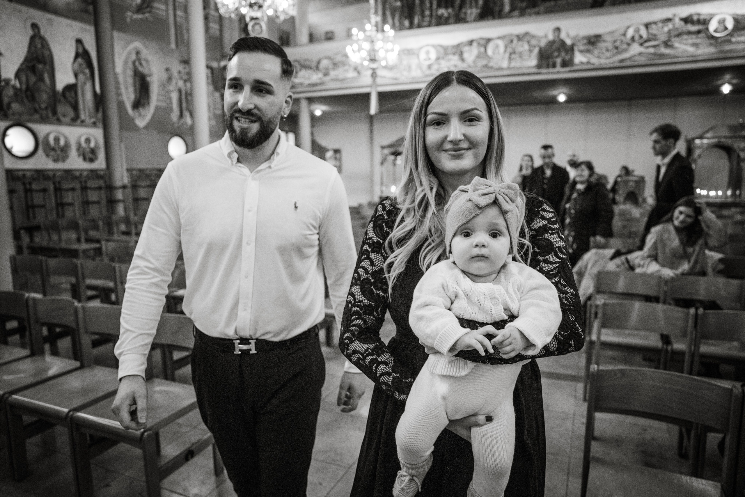 Familie verlässt die Kirche nach der Taufe – glückliche Momente