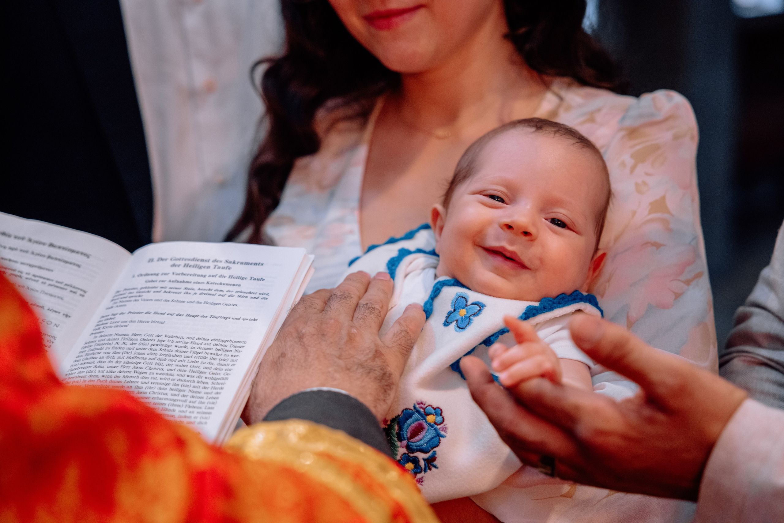 Baby im Taufkleid vor der orthodoxen griechischen Kirche in München