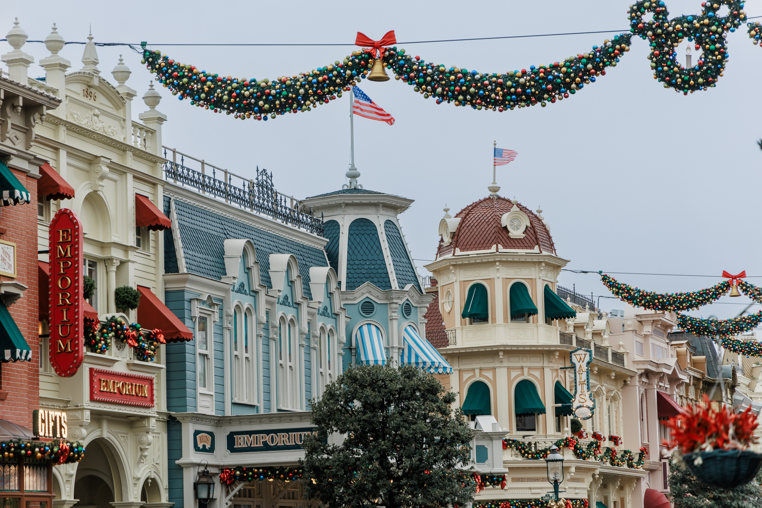 Best Photographer in Paris: Your Guide to Unforgettable Winter Photoshoots at Disneyland Paris. Photographe à Paris