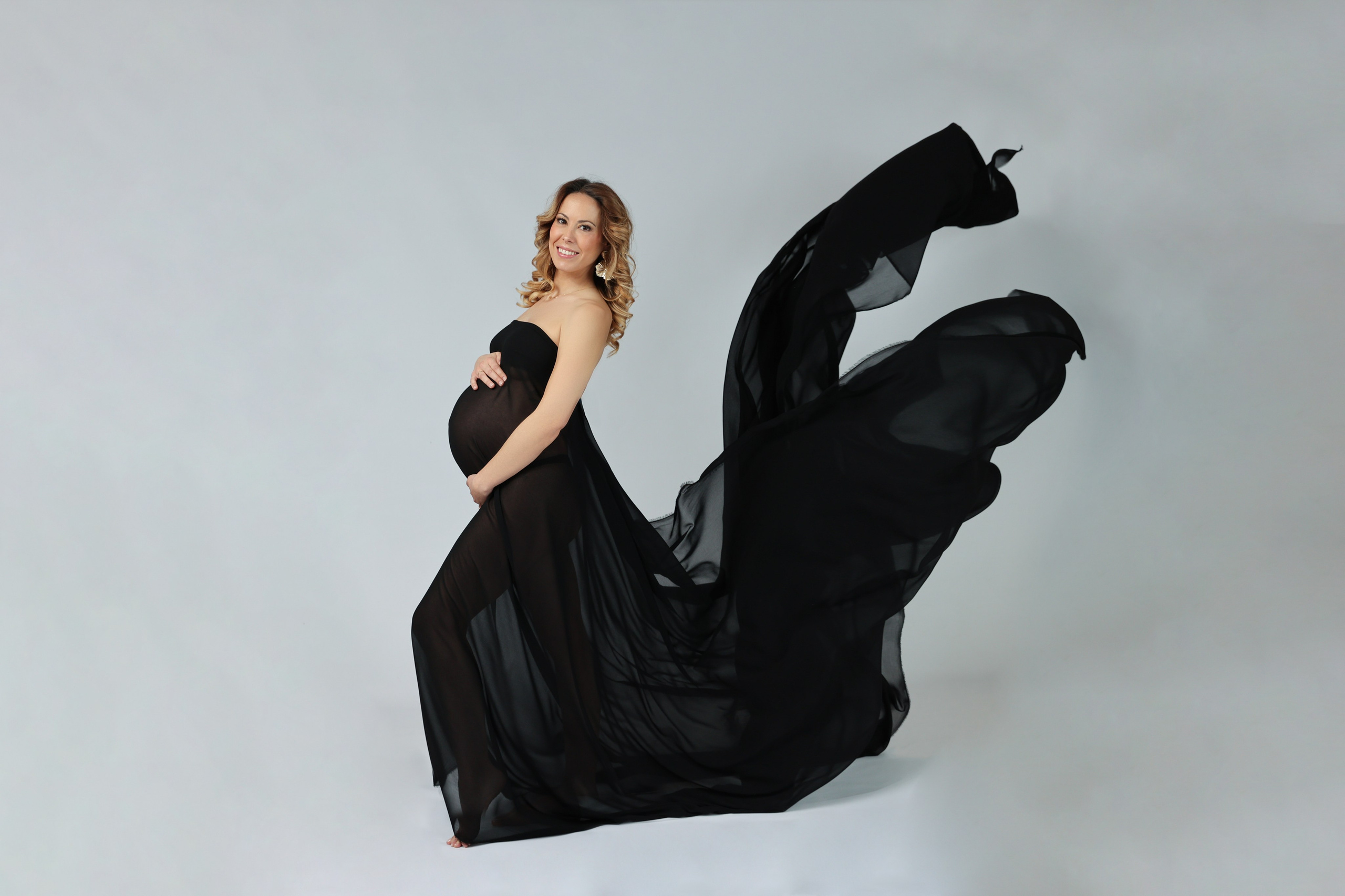 Nueva Sesión Embarazo En Estudio. Fotografía de Eventos, Embarazo y Familiar en Pirineos