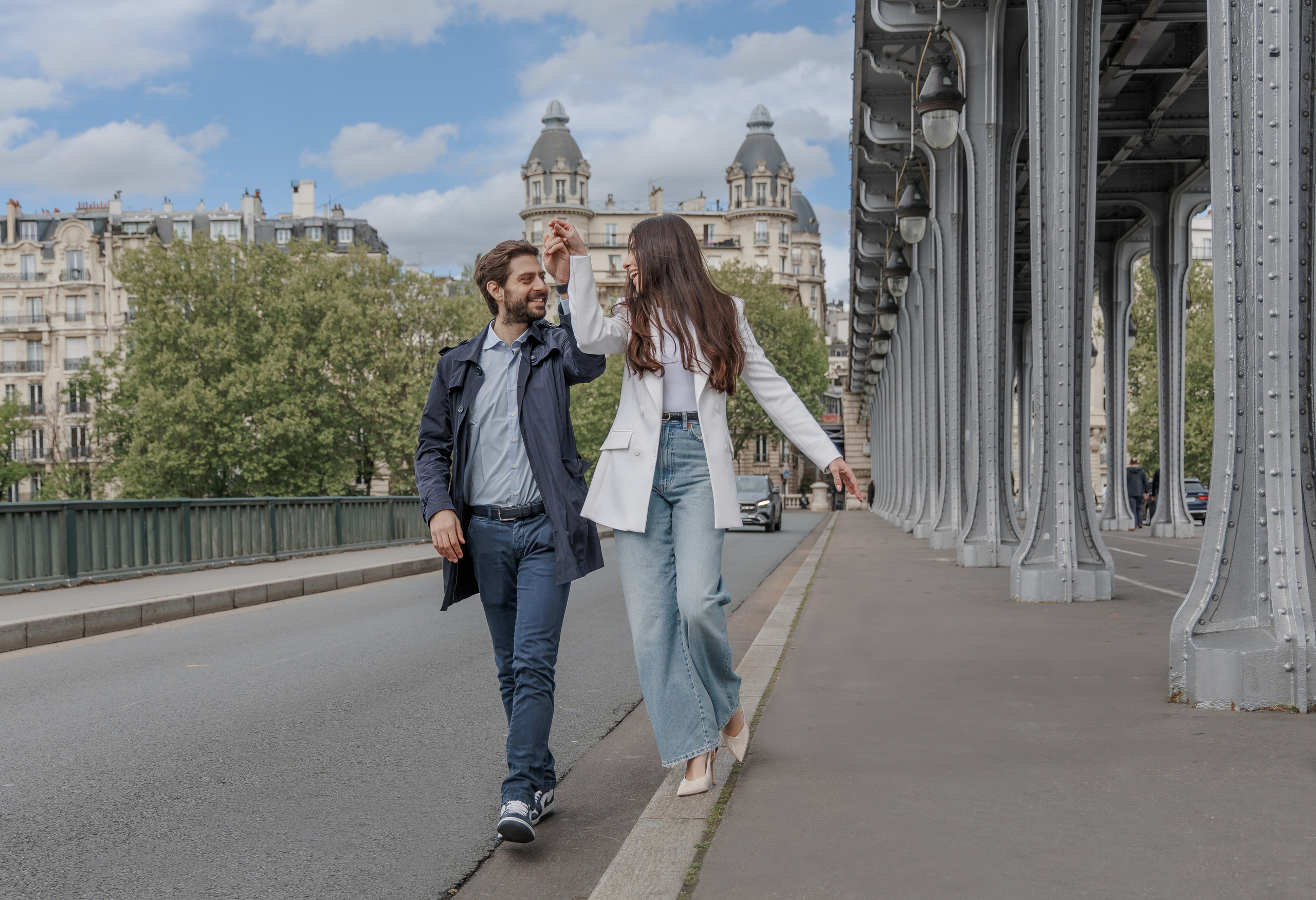 Bir-Hakeim Bridge in Paris — The Iconic Location for Luxury Proposal & Elopement Photography. Photographe à Paris