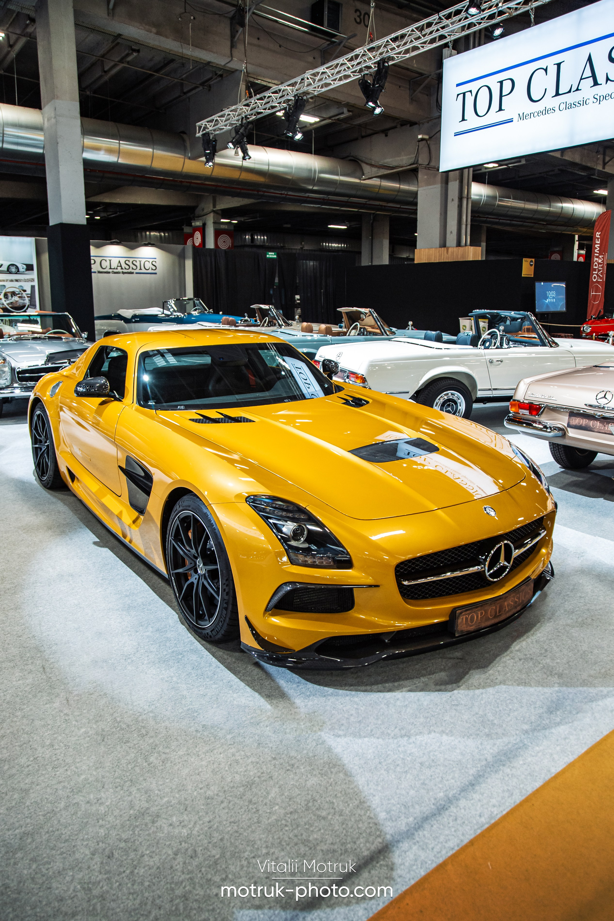 Retromobile 2023. Photographe de voitures à Paris — Vitalii Motruk