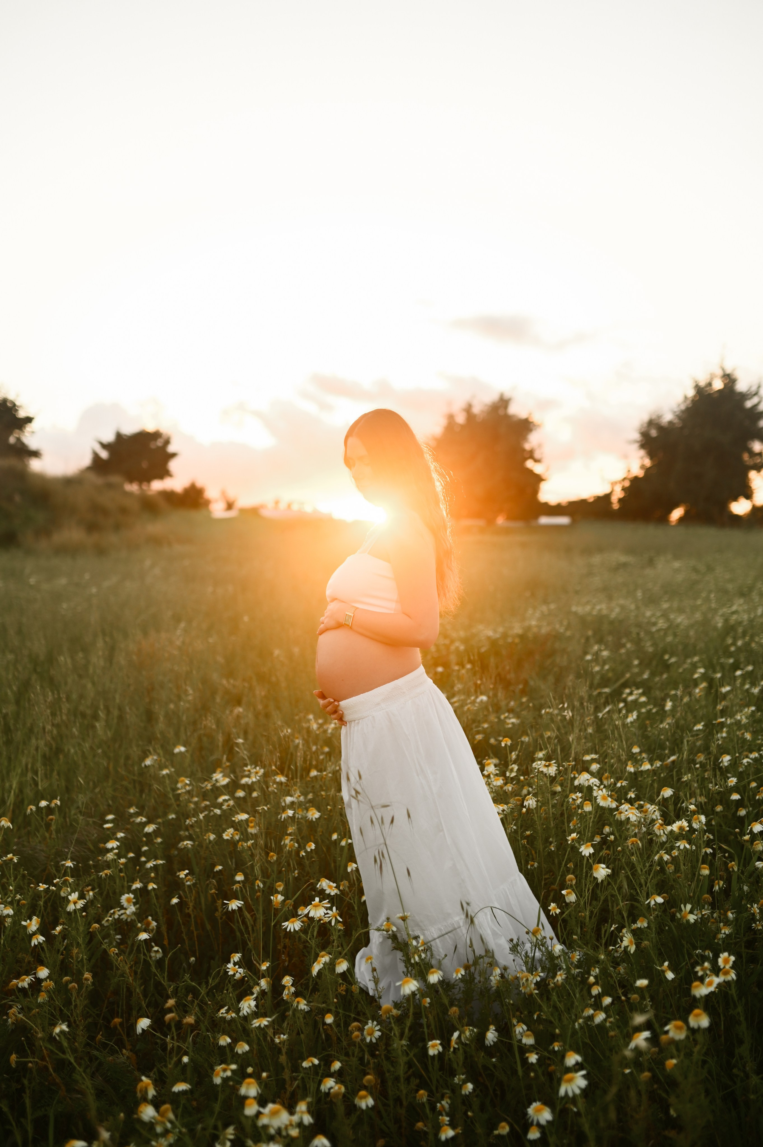 Ρομαντική φωτογράφιση εγκυμοσύνης σε χωράφι με λουλούδια. WELCOME