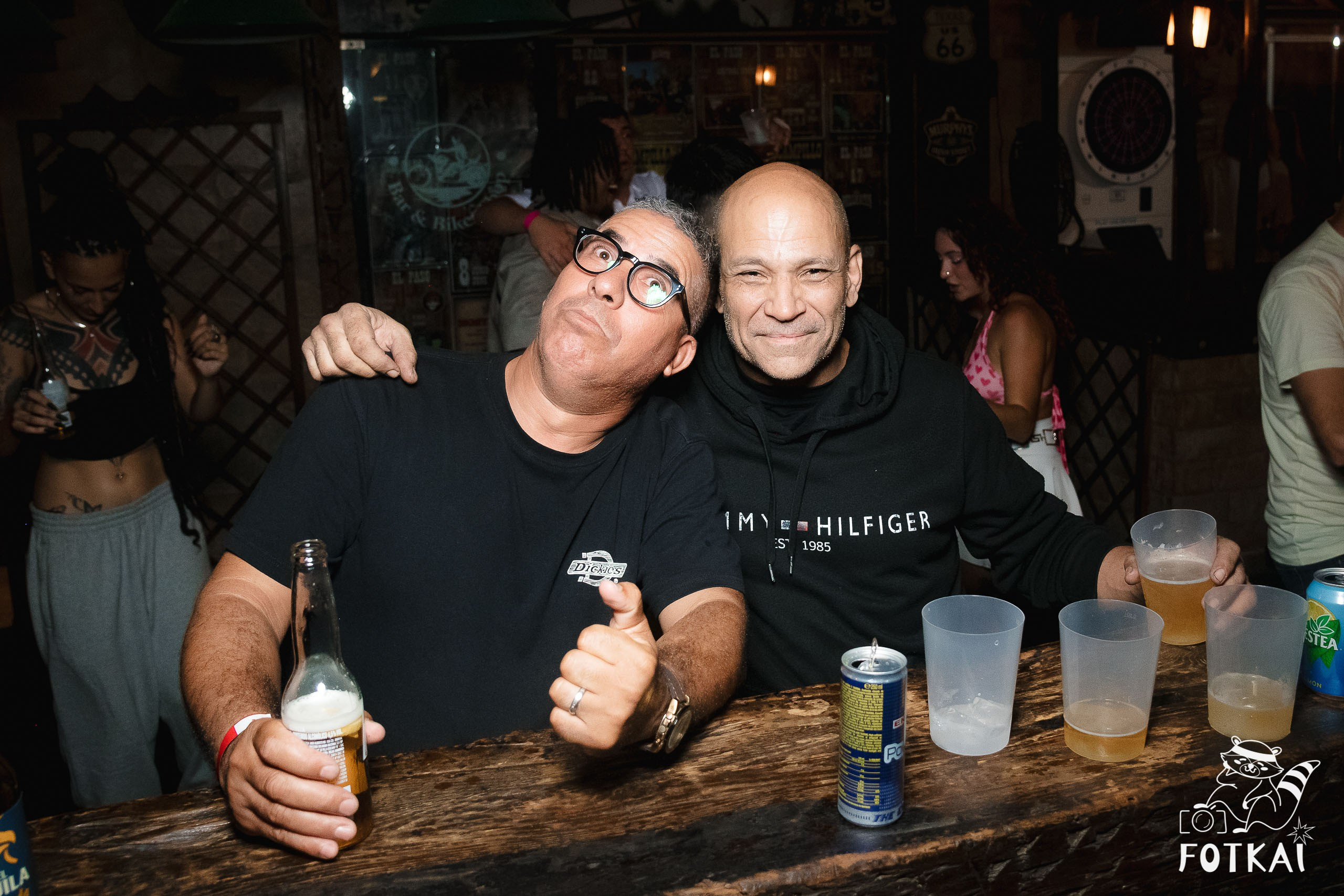 Fiesta Víspera de Festivo en El Paso Rock Bar – Hip Hop Old School | Reportaje fotográfico 08.10.2025 | FOTKAI