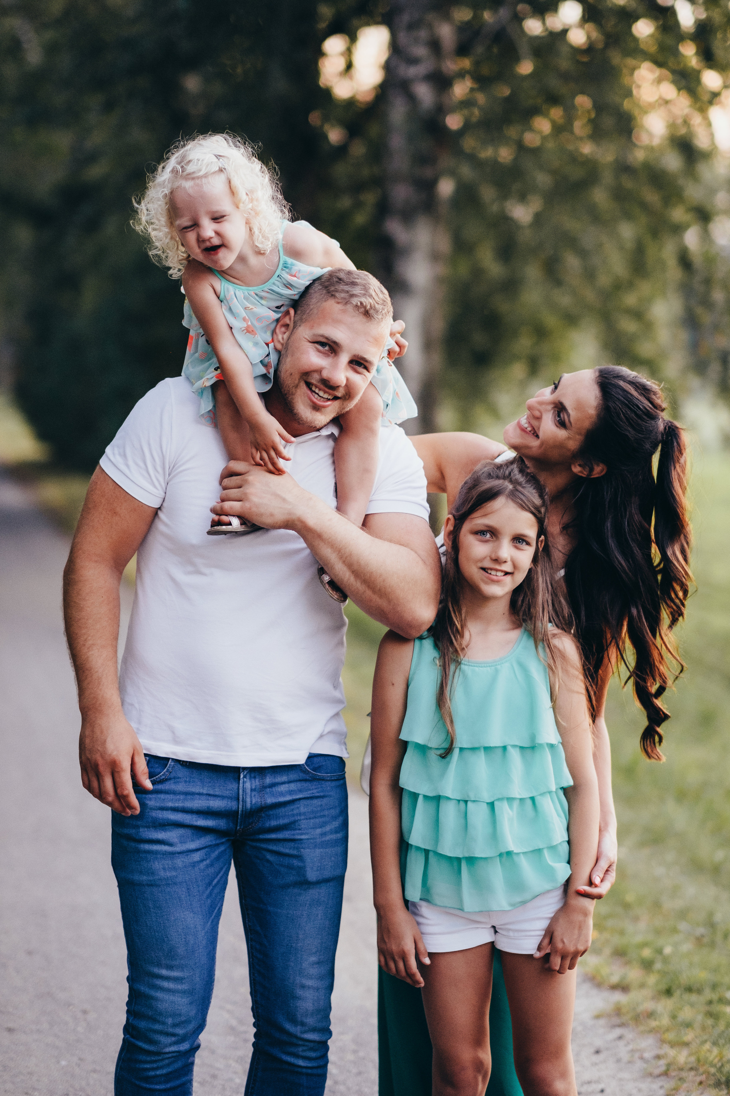 Ģimenes fotoseisja pie Ābeļe pamatskolas estrādes, Jekabpils novads. Fotogrāfs Jēkabpilī ar dāvanu karti.