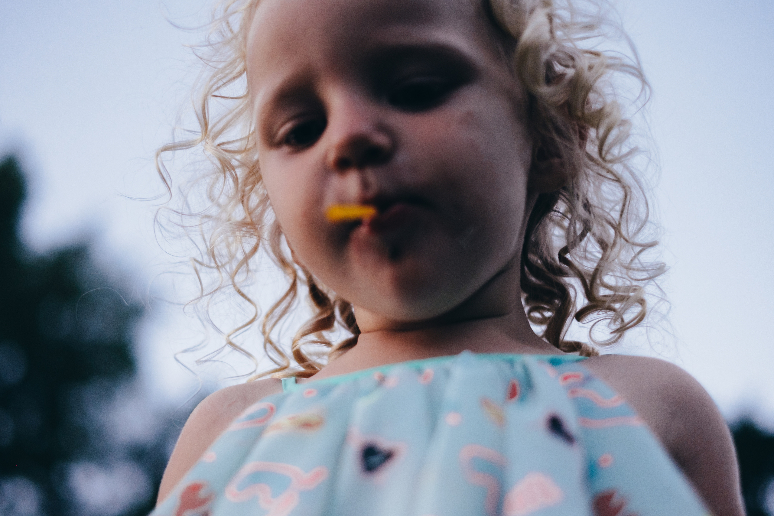 Mirklī noķets bērnu portrets. ģimenes fotosesija.